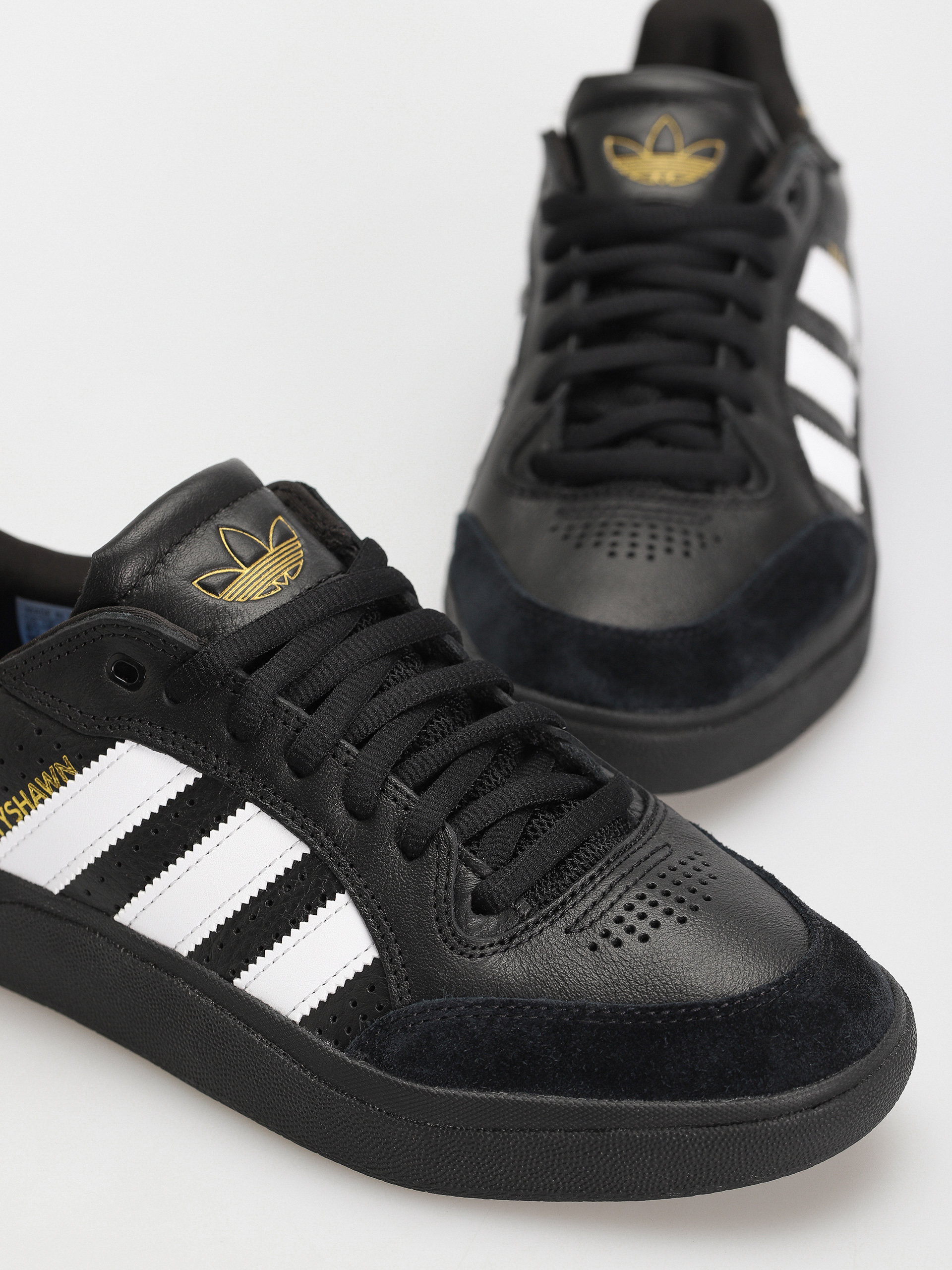 adidas Tyshawn Low Schuhe (cblack/ftwwht/goldmt)