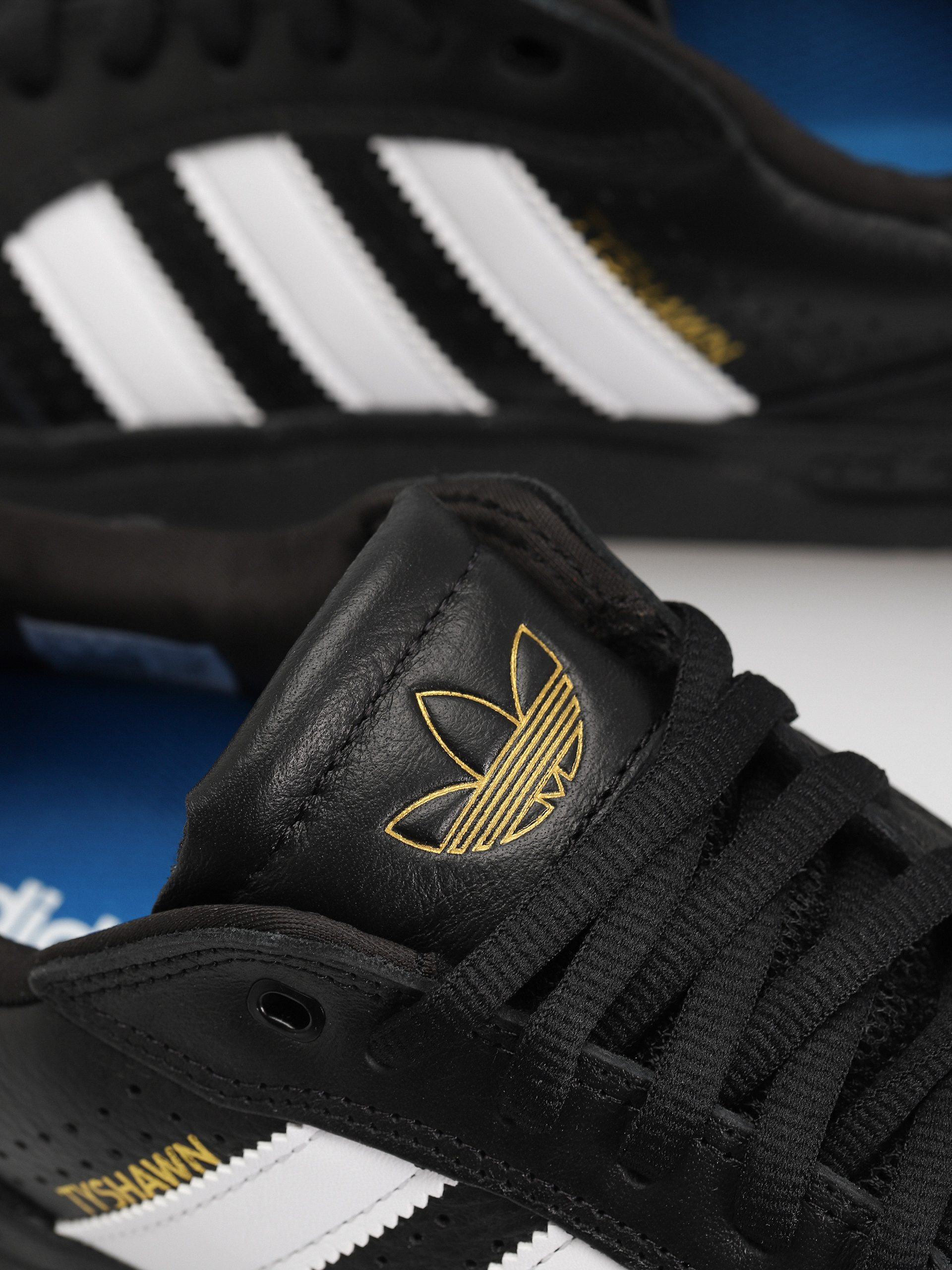 adidas Tyshawn Low Schuhe (cblack/ftwwht/goldmt)