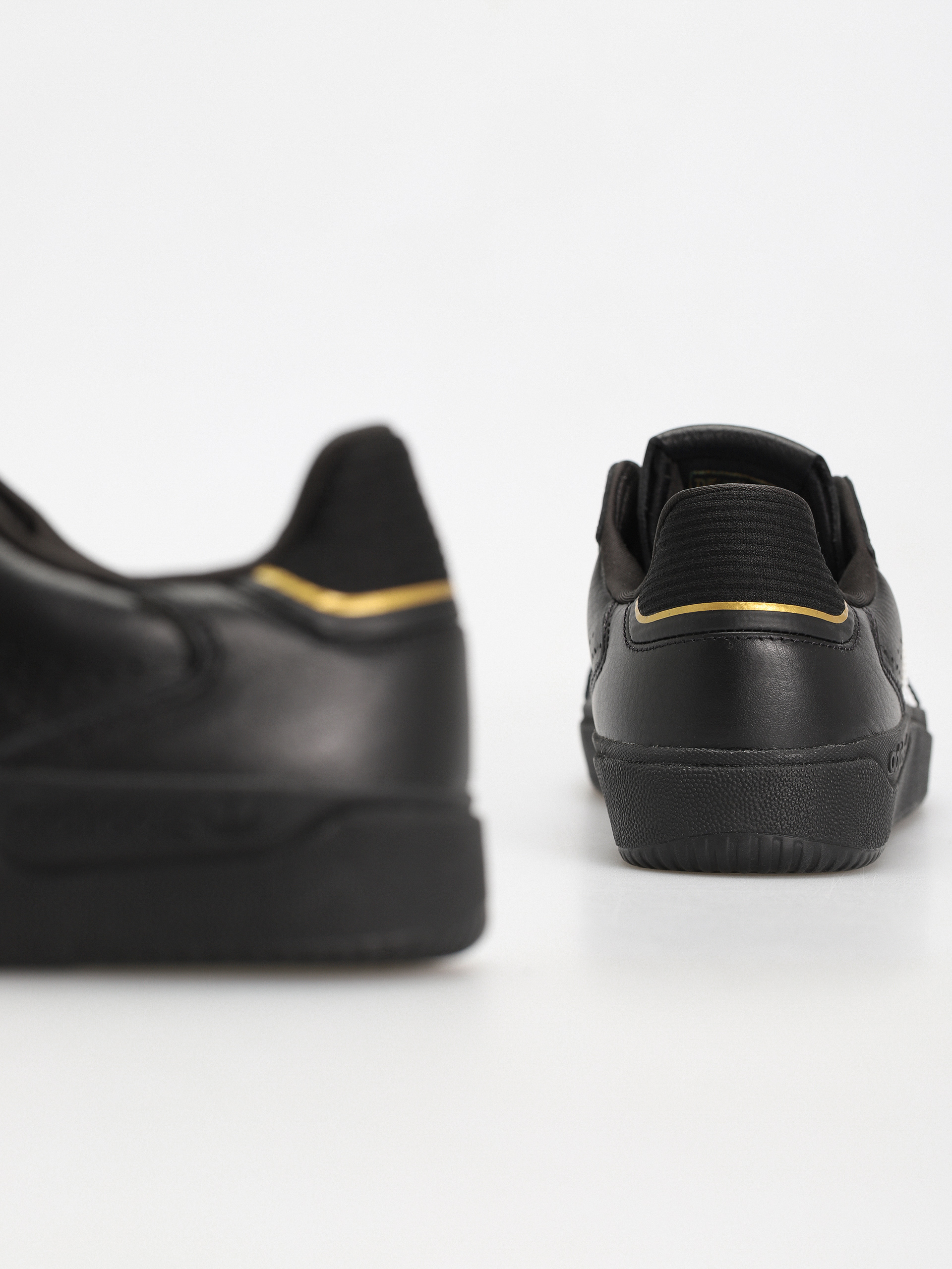 adidas Tyshawn Low Schuhe (cblack/ftwwht/goldmt)