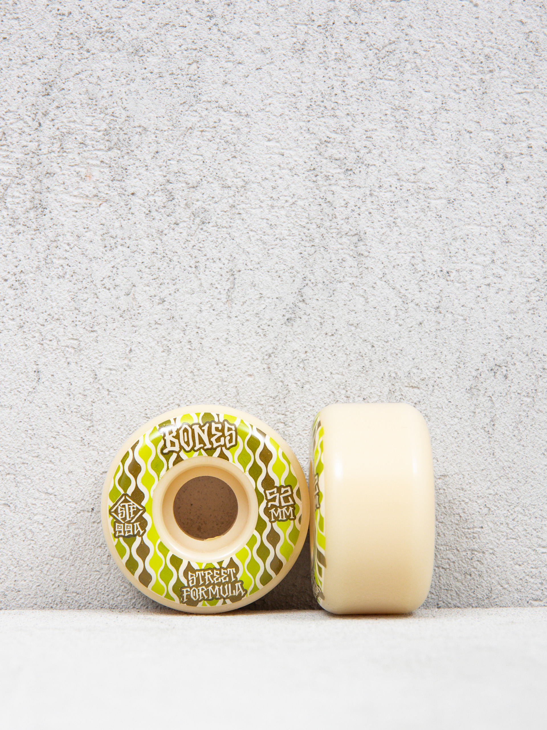 Bones Retros STF V2 Locks 99A Rollen (white/green)