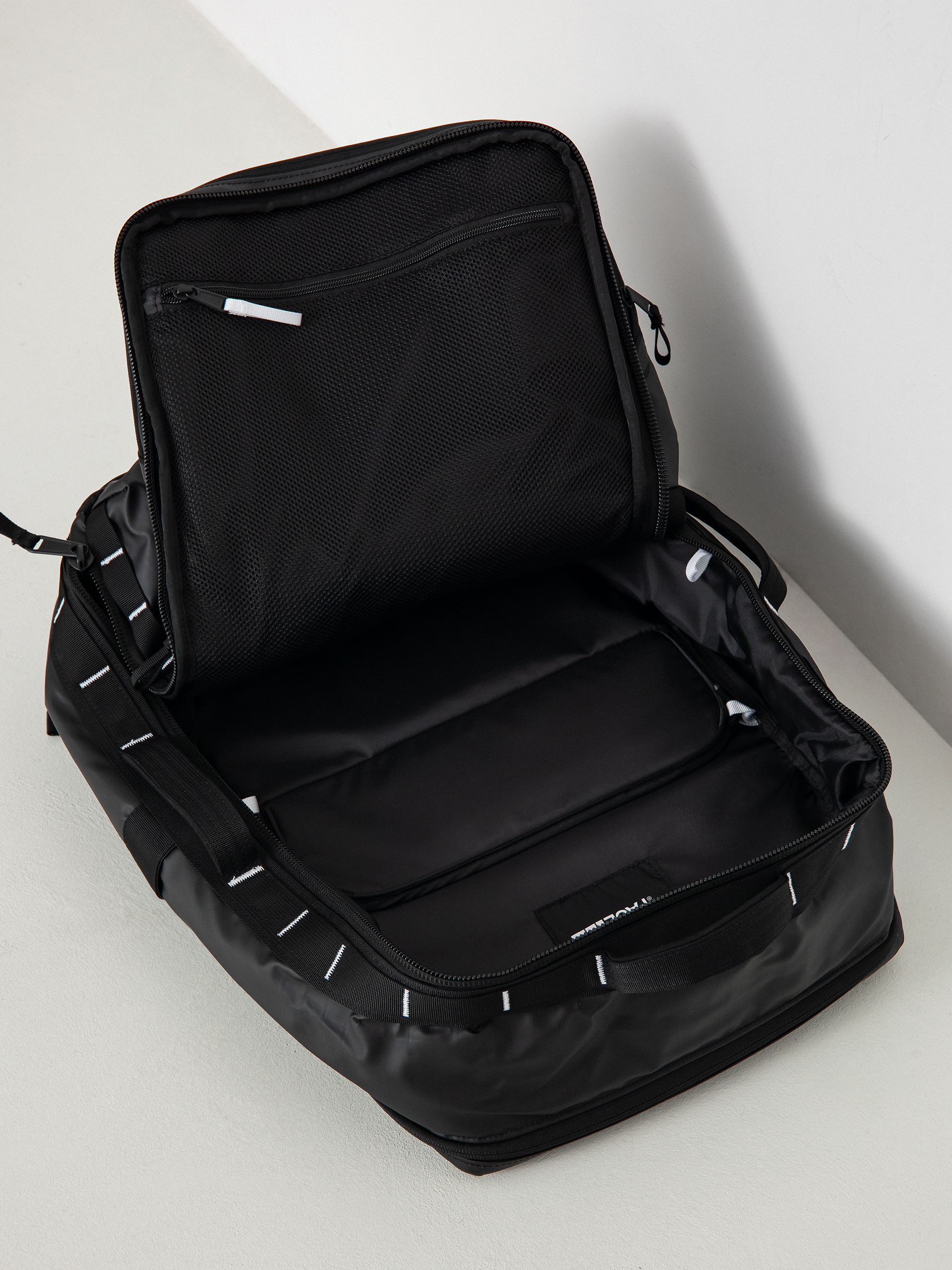The North Face Base Camp Voyager Travel Pack Backpack (tnf black/tnf white)