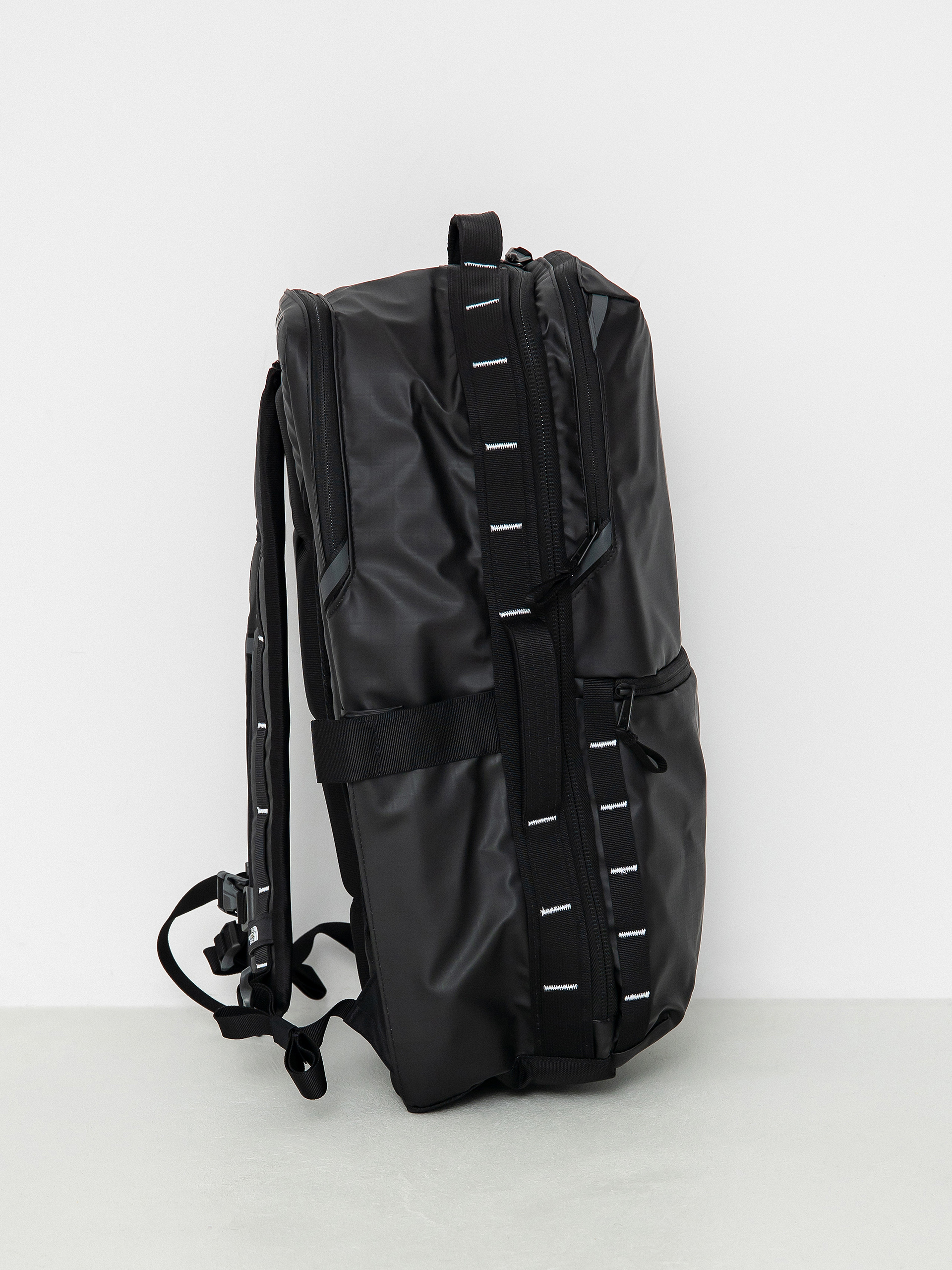 The North Face Base Camp Voyager Travel Pack Backpack (tnf black/tnf white)