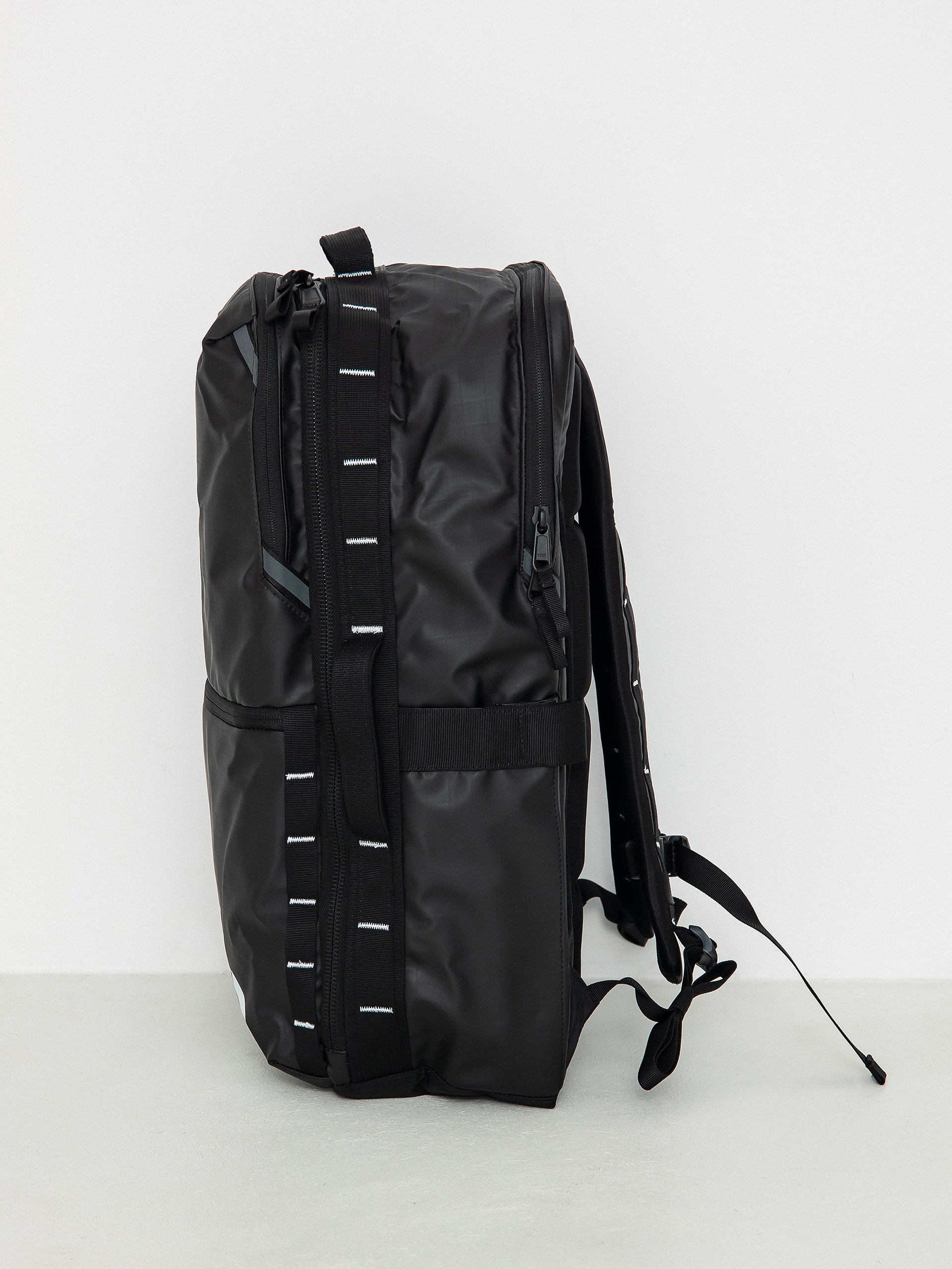 The North Face Base Camp Voyager Travel Pack Backpack (tnf black/tnf white)