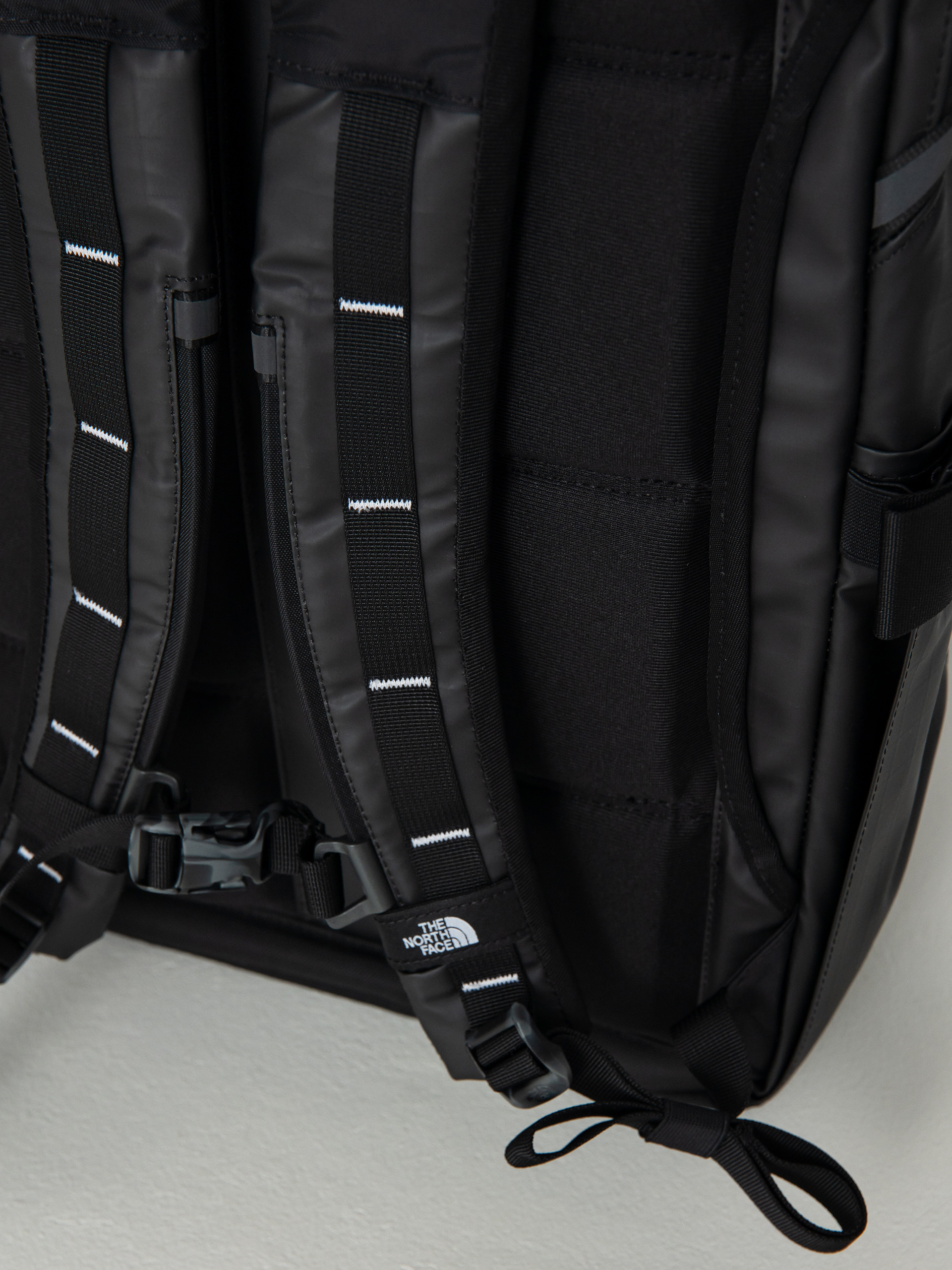 The North Face Base Camp Voyager Travel Pack Backpack (tnf black/tnf white)