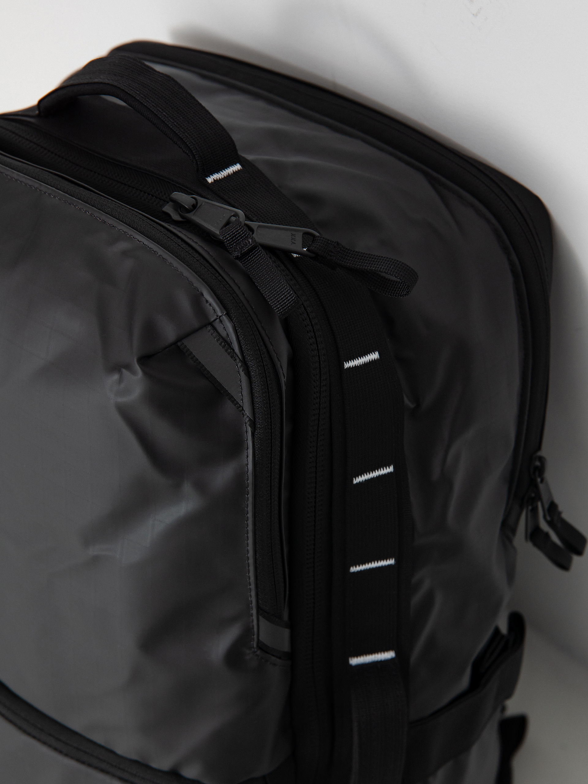 The North Face Base Camp Voyager Travel Pack Backpack (tnf black/tnf white)