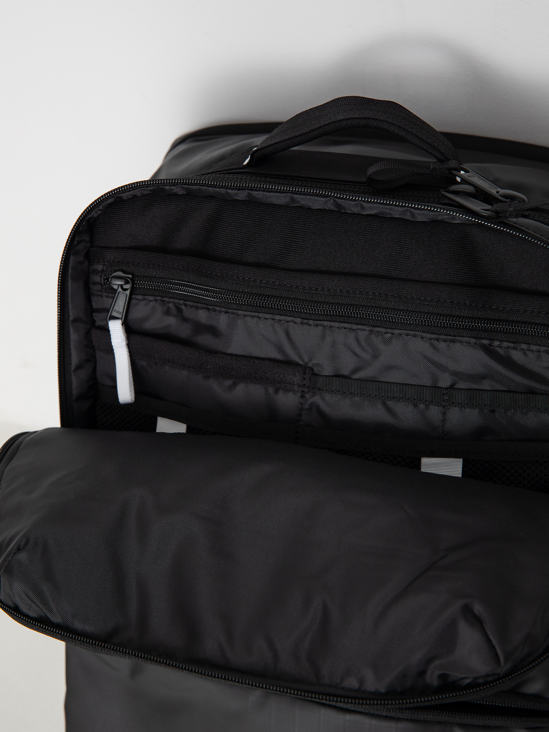 The North Face Base Camp Voyager Travel Pack Backpack (tnf black/tnf white)