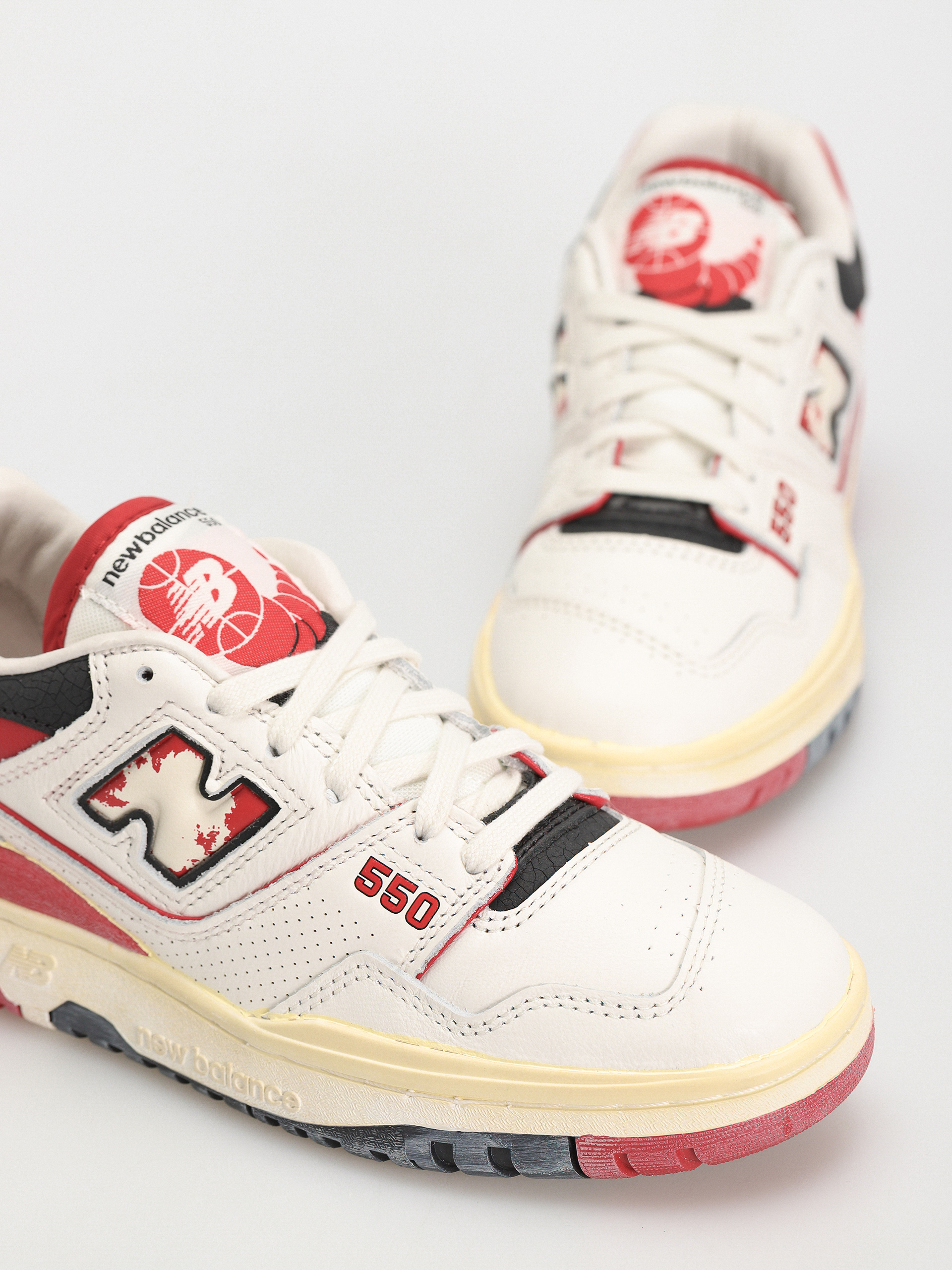 New Balance 550 Shoes (vintage red)