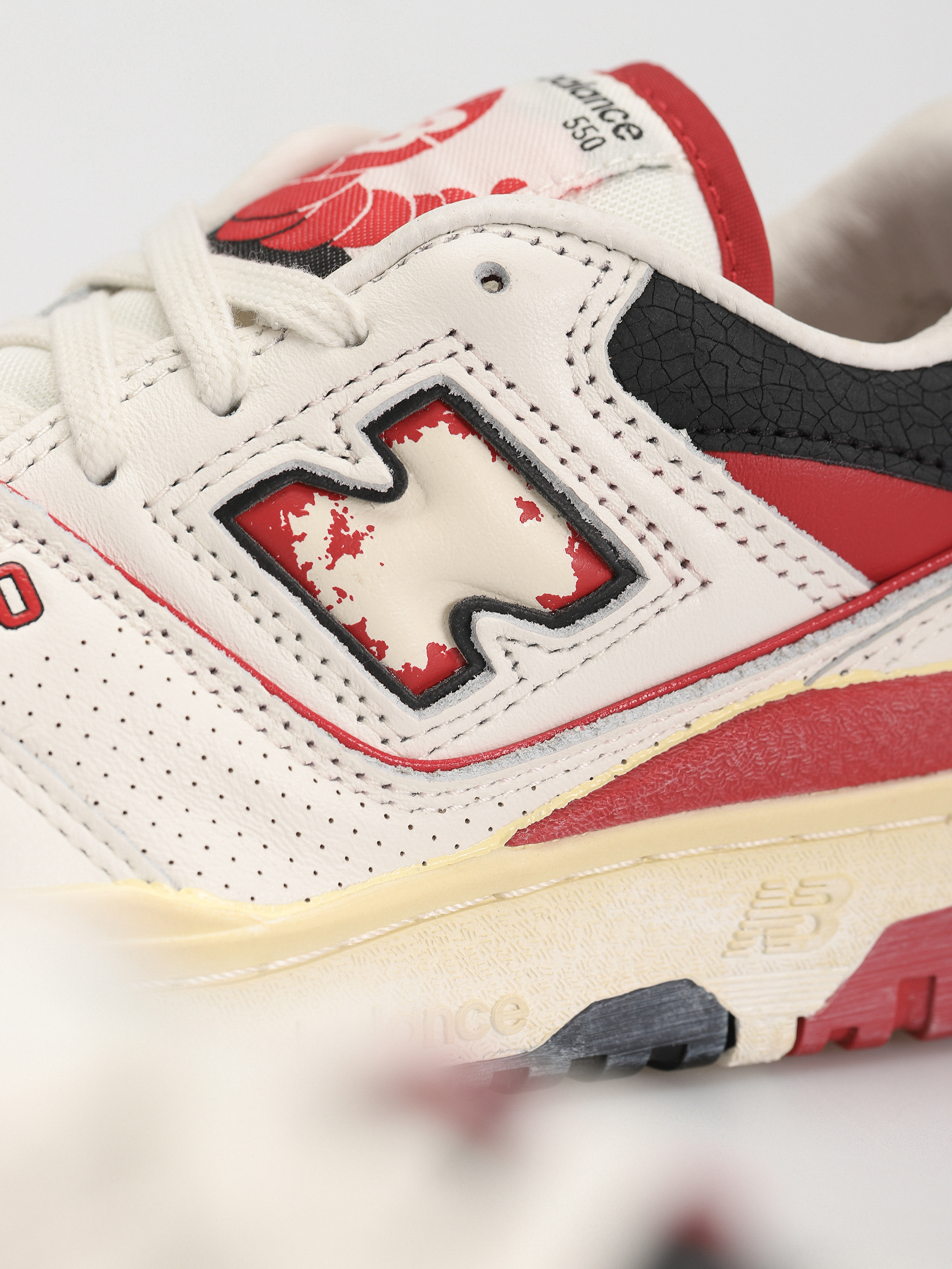 New Balance 550 Shoes (vintage red)