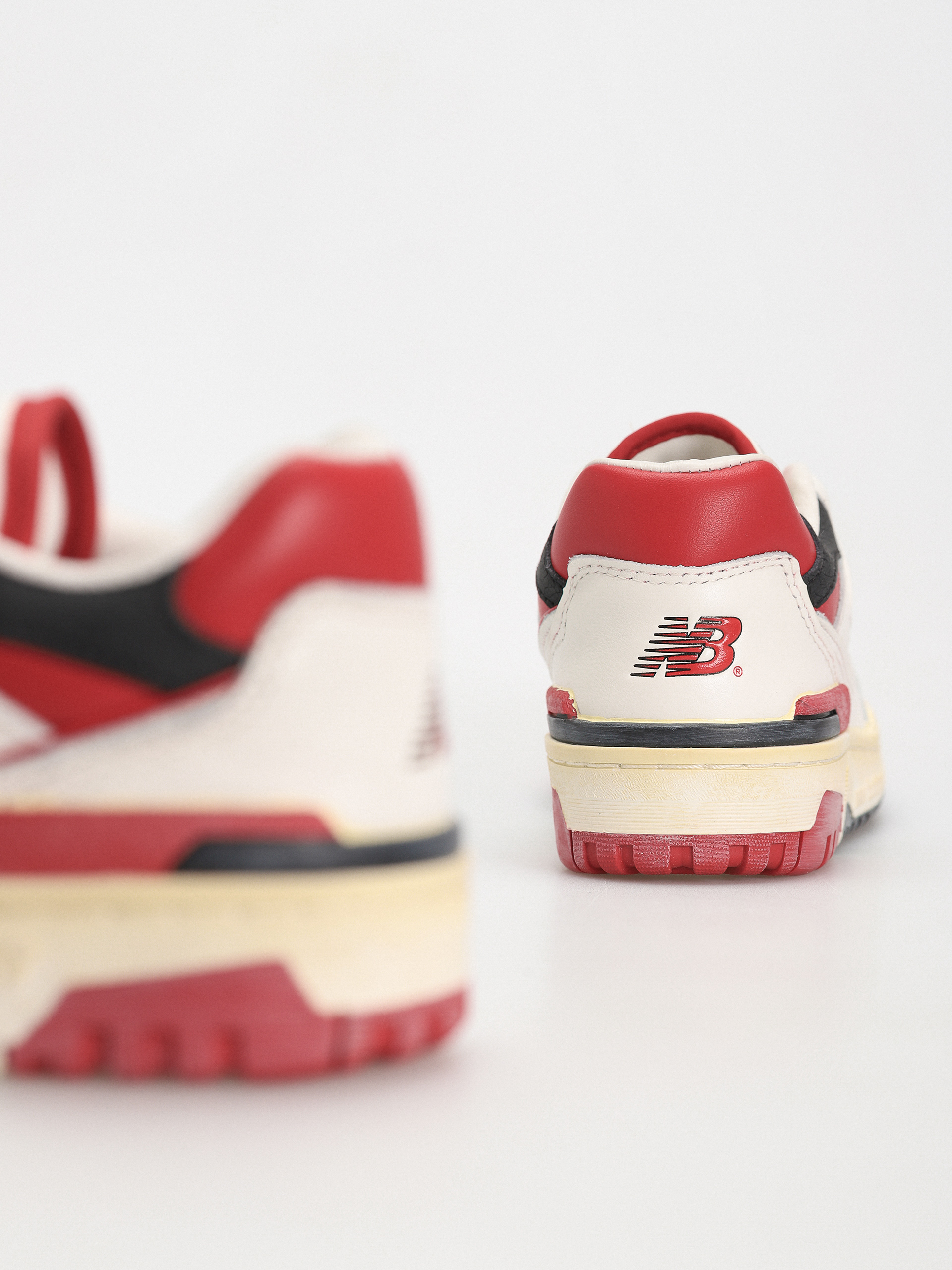 New Balance 550 Shoes (vintage red)