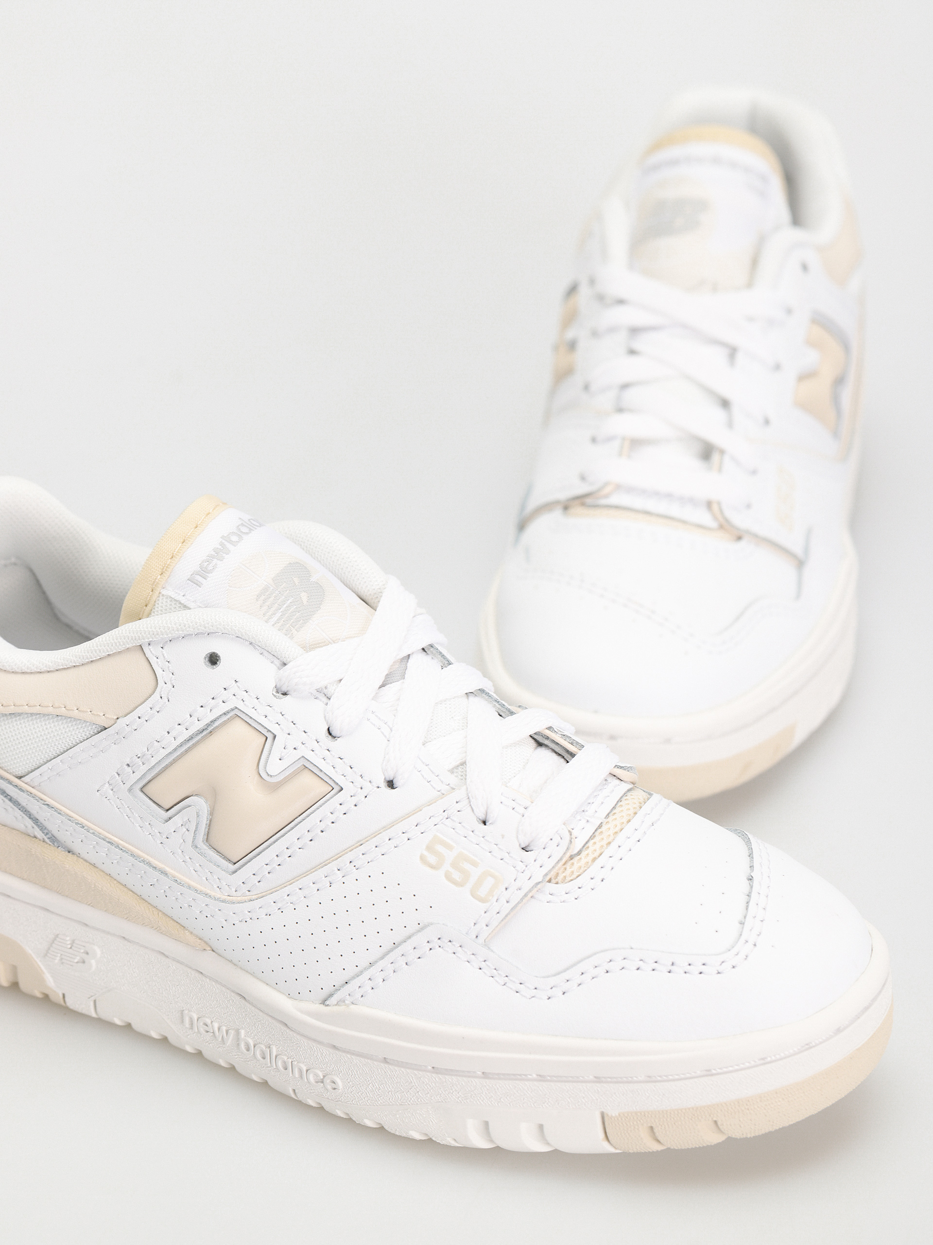 New Balance 550 Shoes Wmn (white linen)