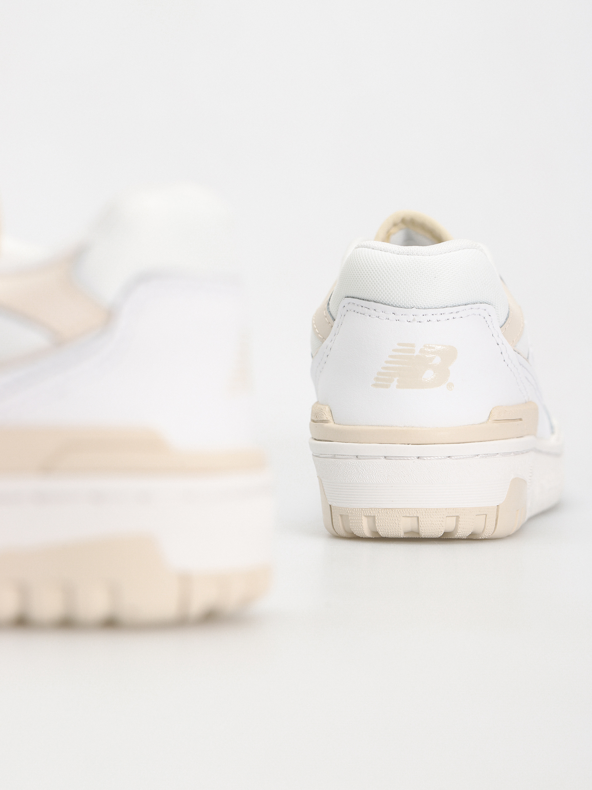 New Balance 550 Shoes Wmn (white linen)