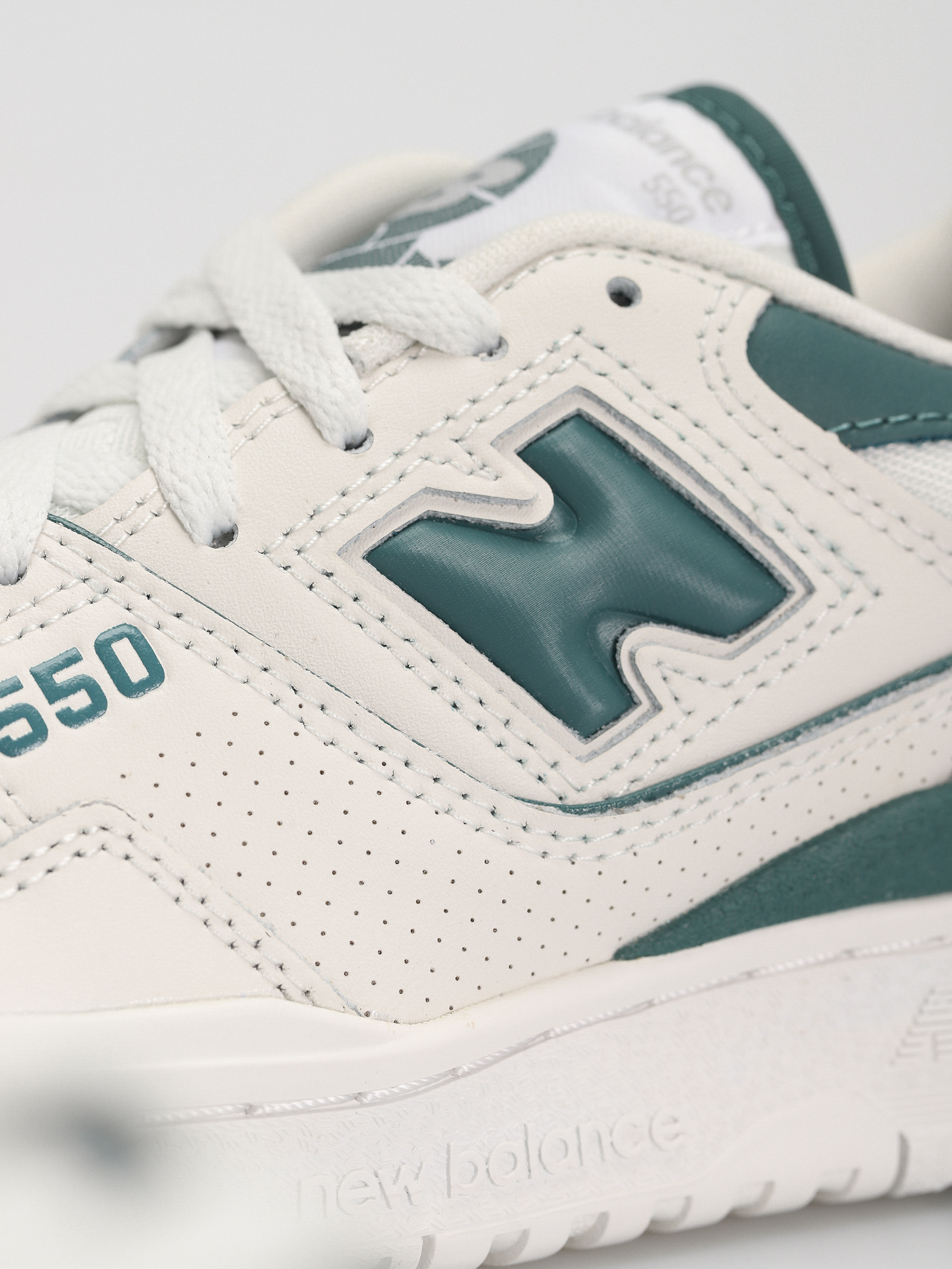 New Balance 550 Shoes Wmn (reflection new spruce)