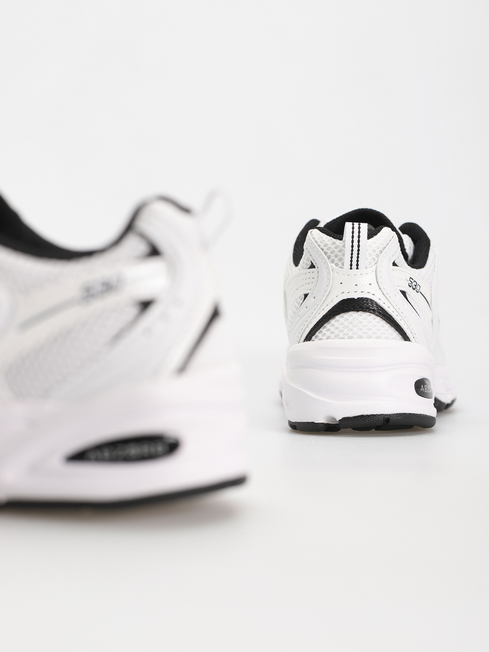 New Balance 530 Schuhe (white black details)