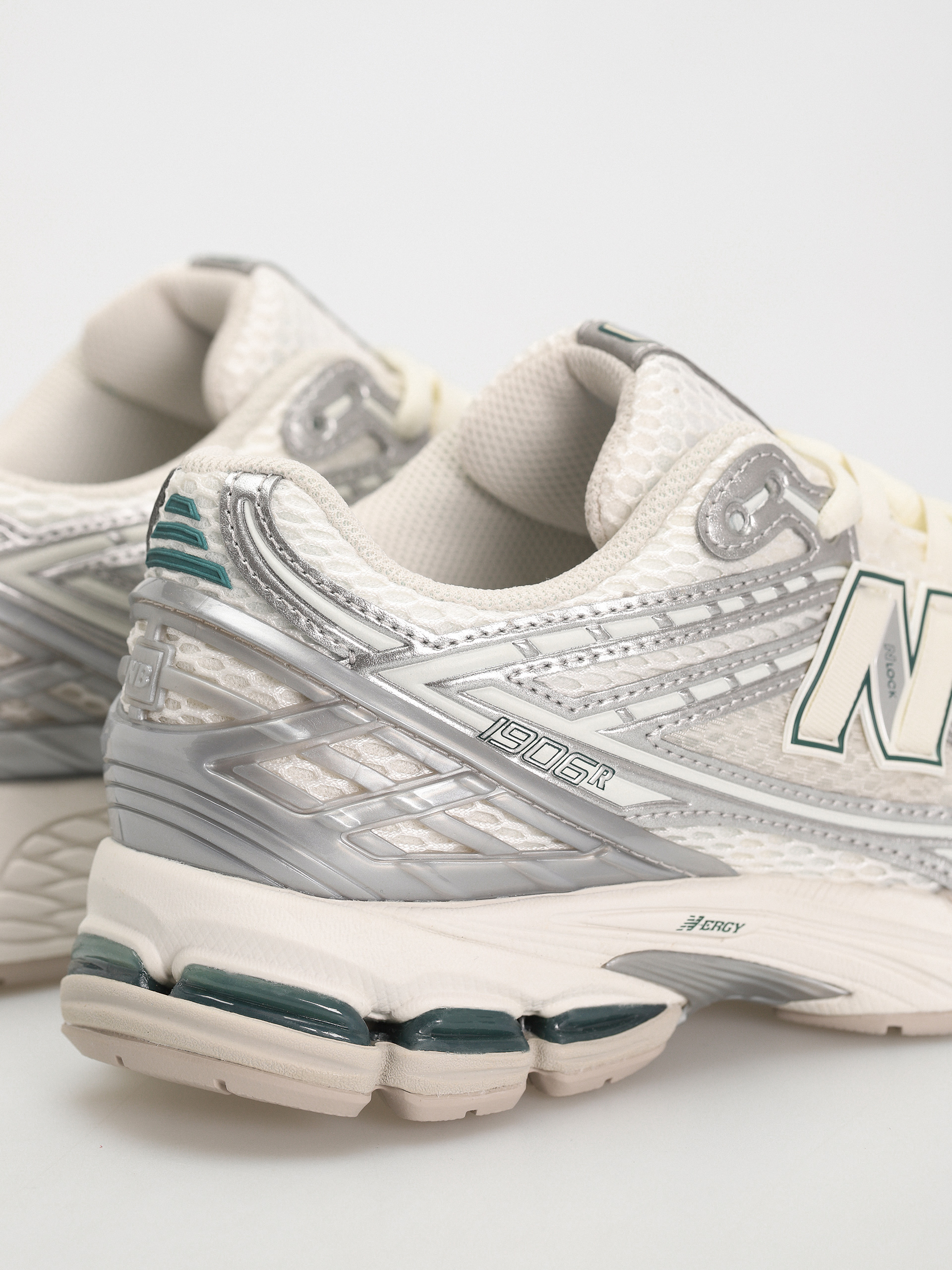 New Balance 1906 Shoes (silver metallic)