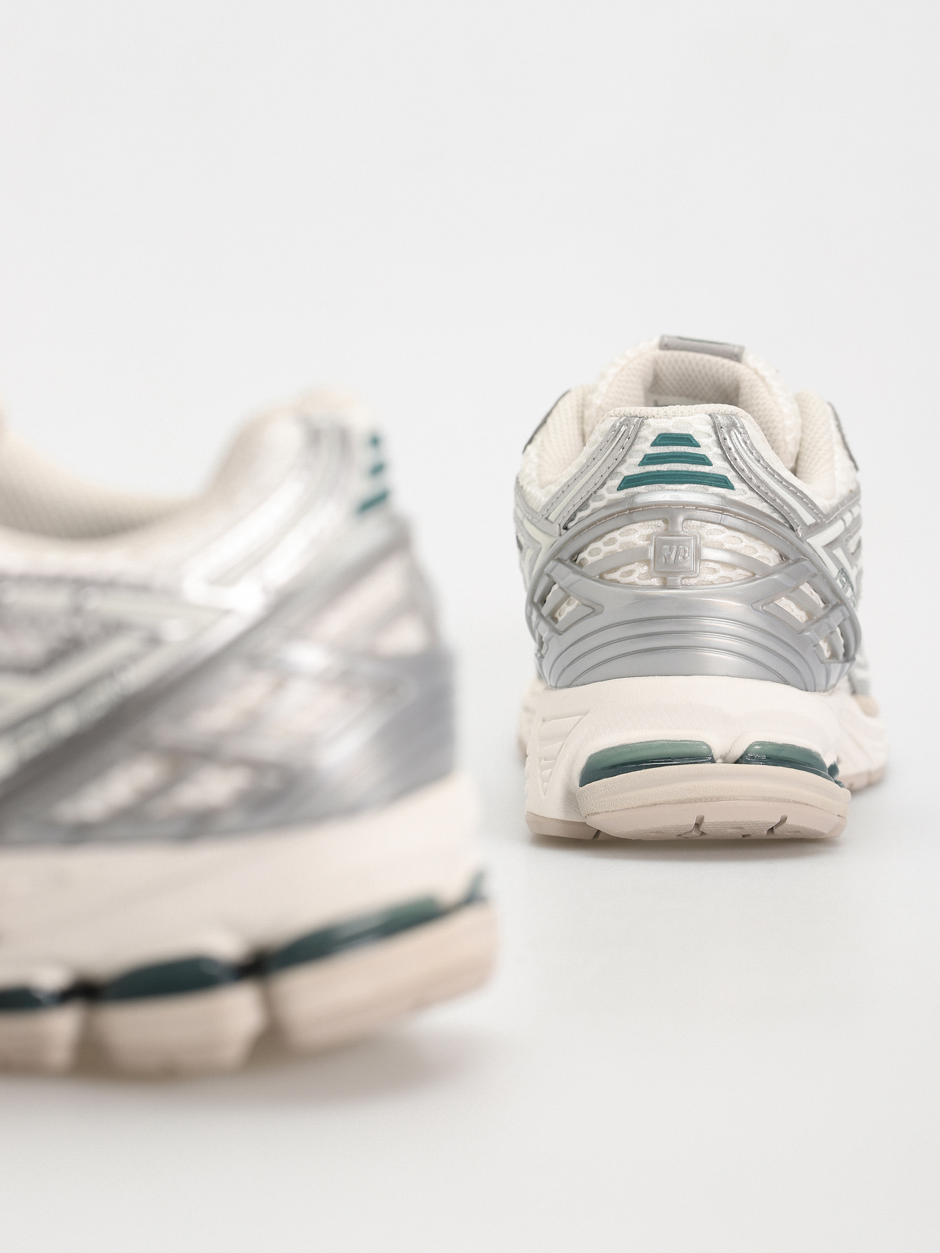 New Balance 1906 Shoes (silver metallic)