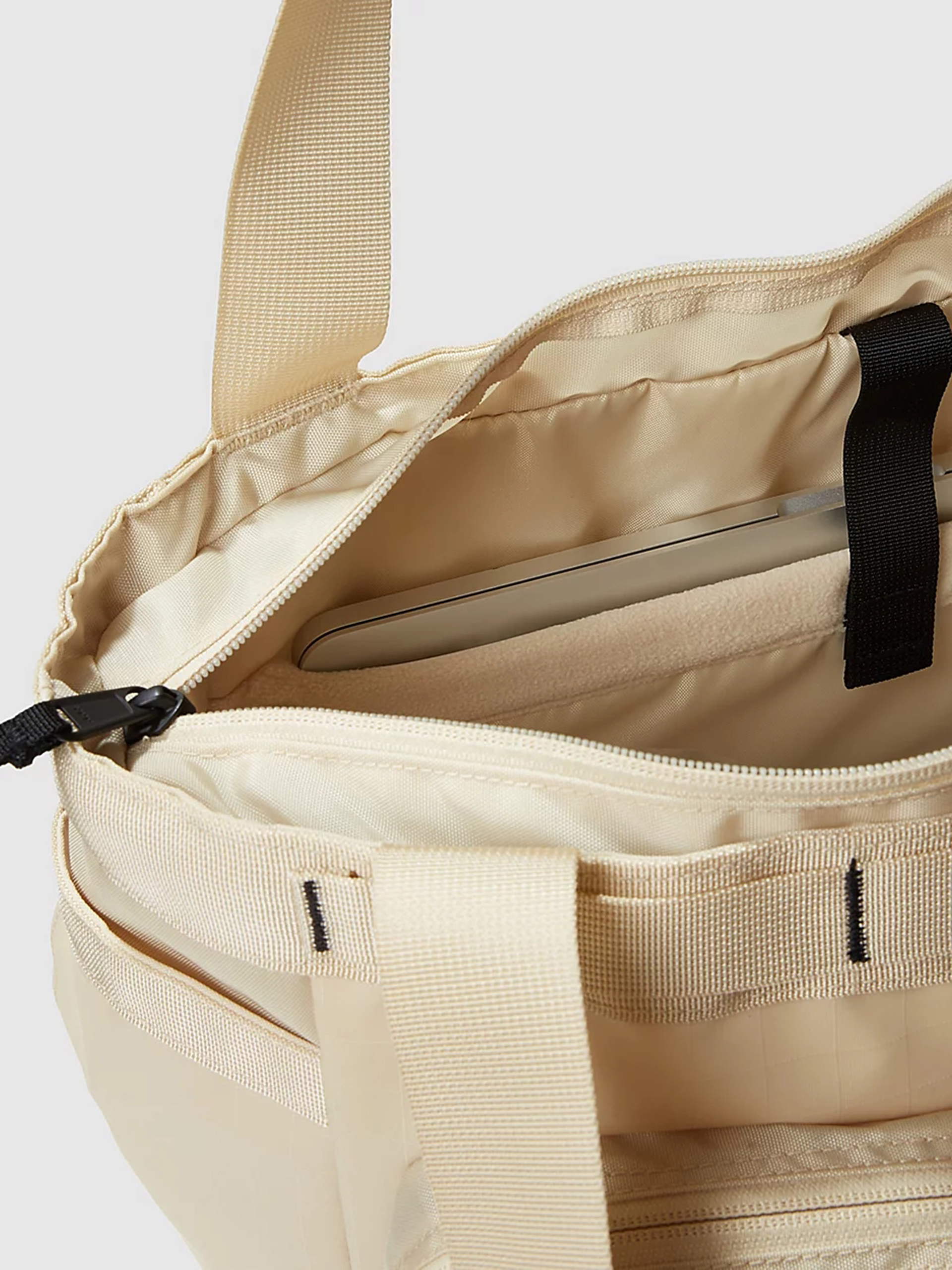 The North Face Schultertasche Base Camp Voyager Tote (gravel/tnf black)