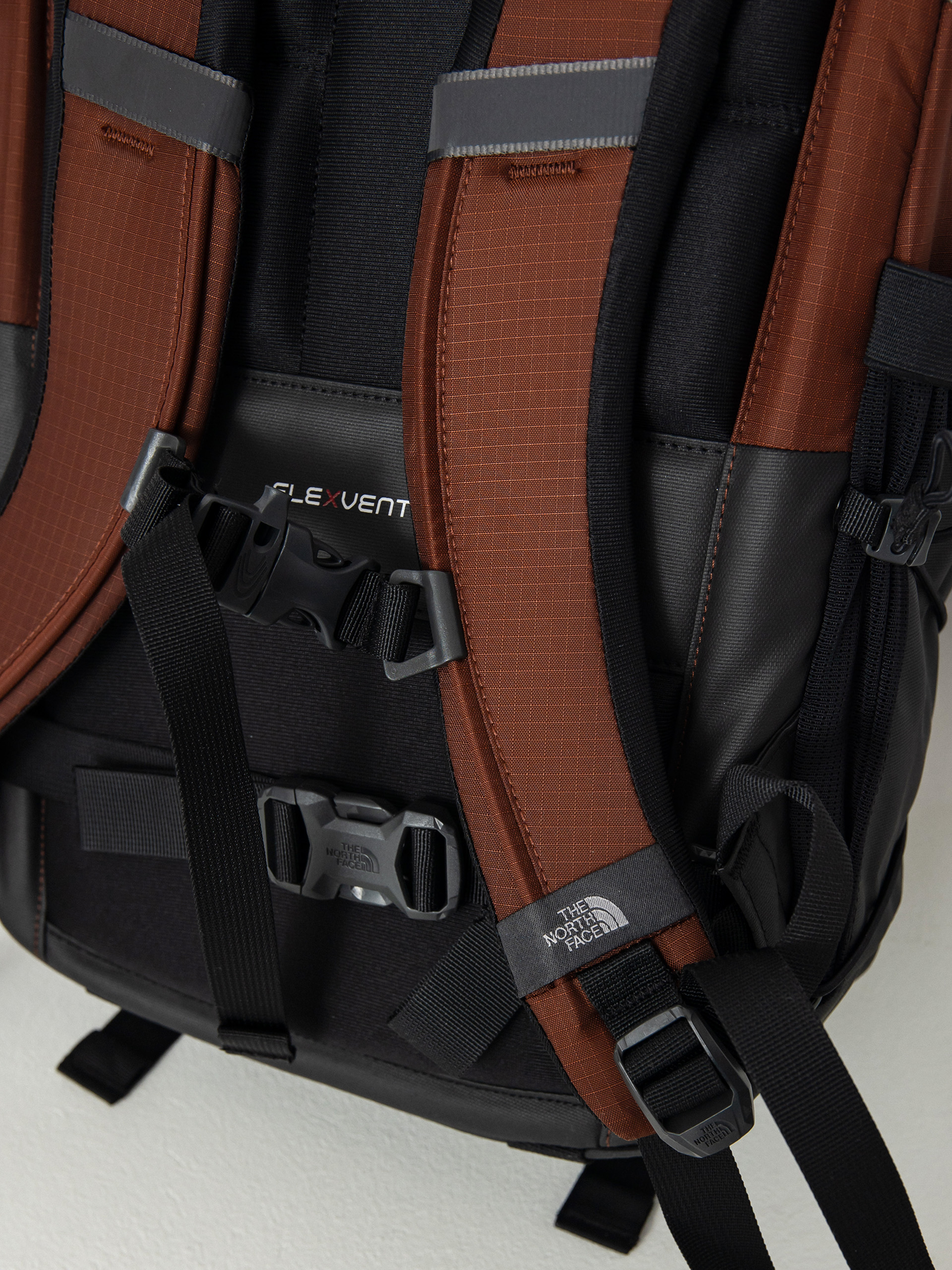 The North Face Backpack Borealis (dark oak/tnf black)