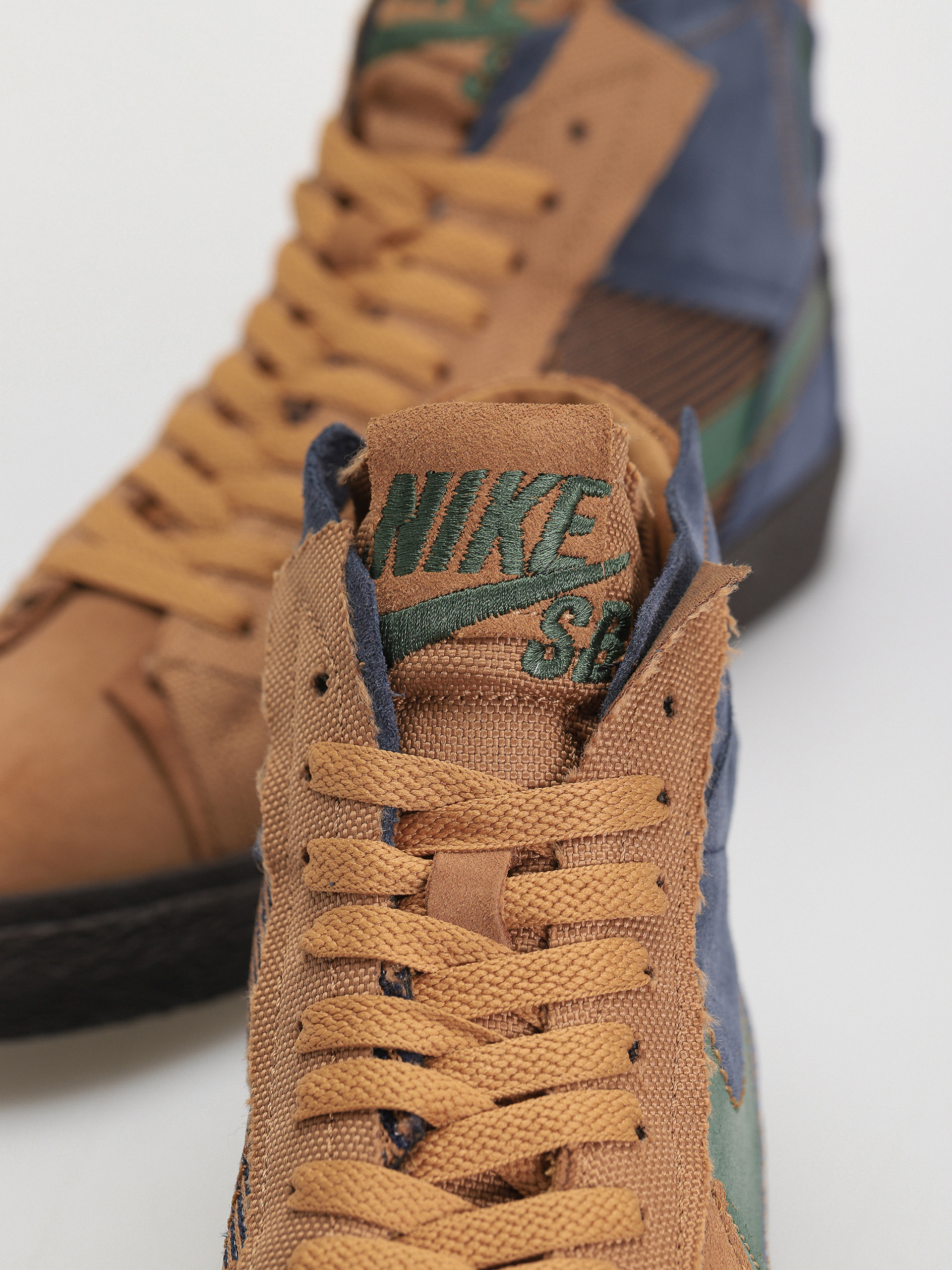 Nike SB Zoom Blazer Mid Prm Shoes (legend dk brown/fir obsidian)