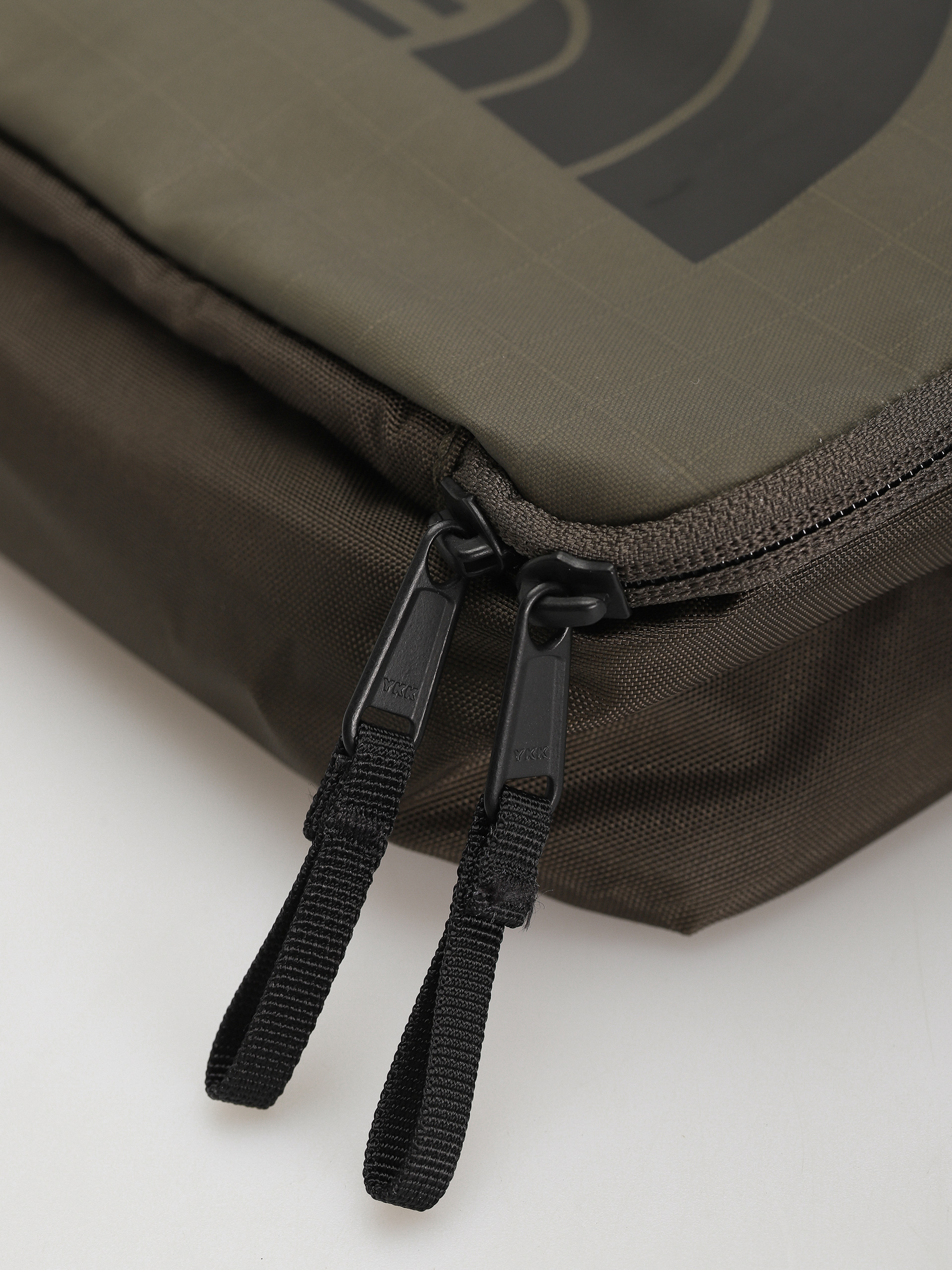 The North Face Base Camp Voyager Dopp Kit Cosmetic bag (new taupe green/tnf black)