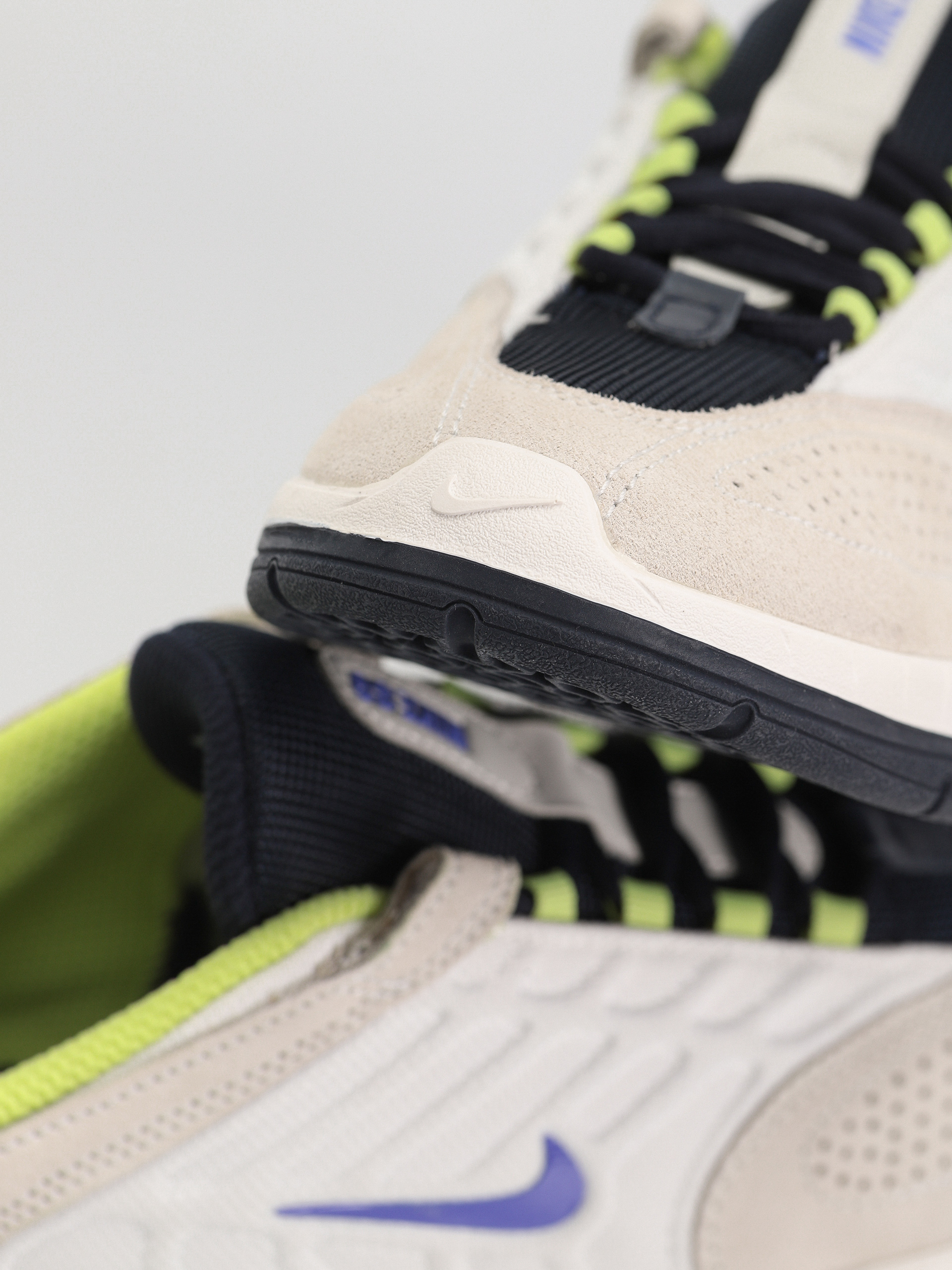 Nike SB Vertebrae Shoes (summit white/persian violet)