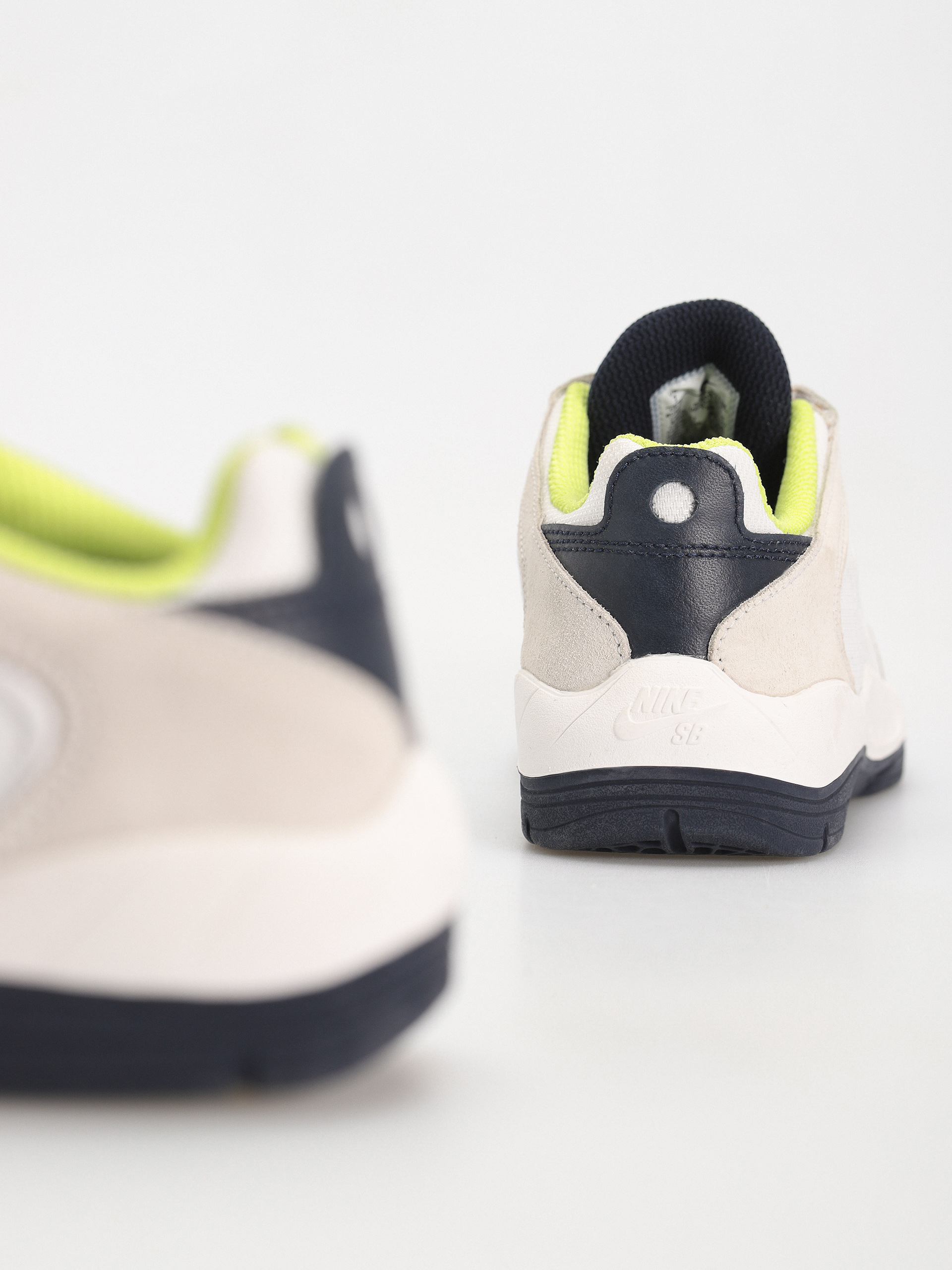 Nike SB Vertebrae Shoes (summit white/persian violet)