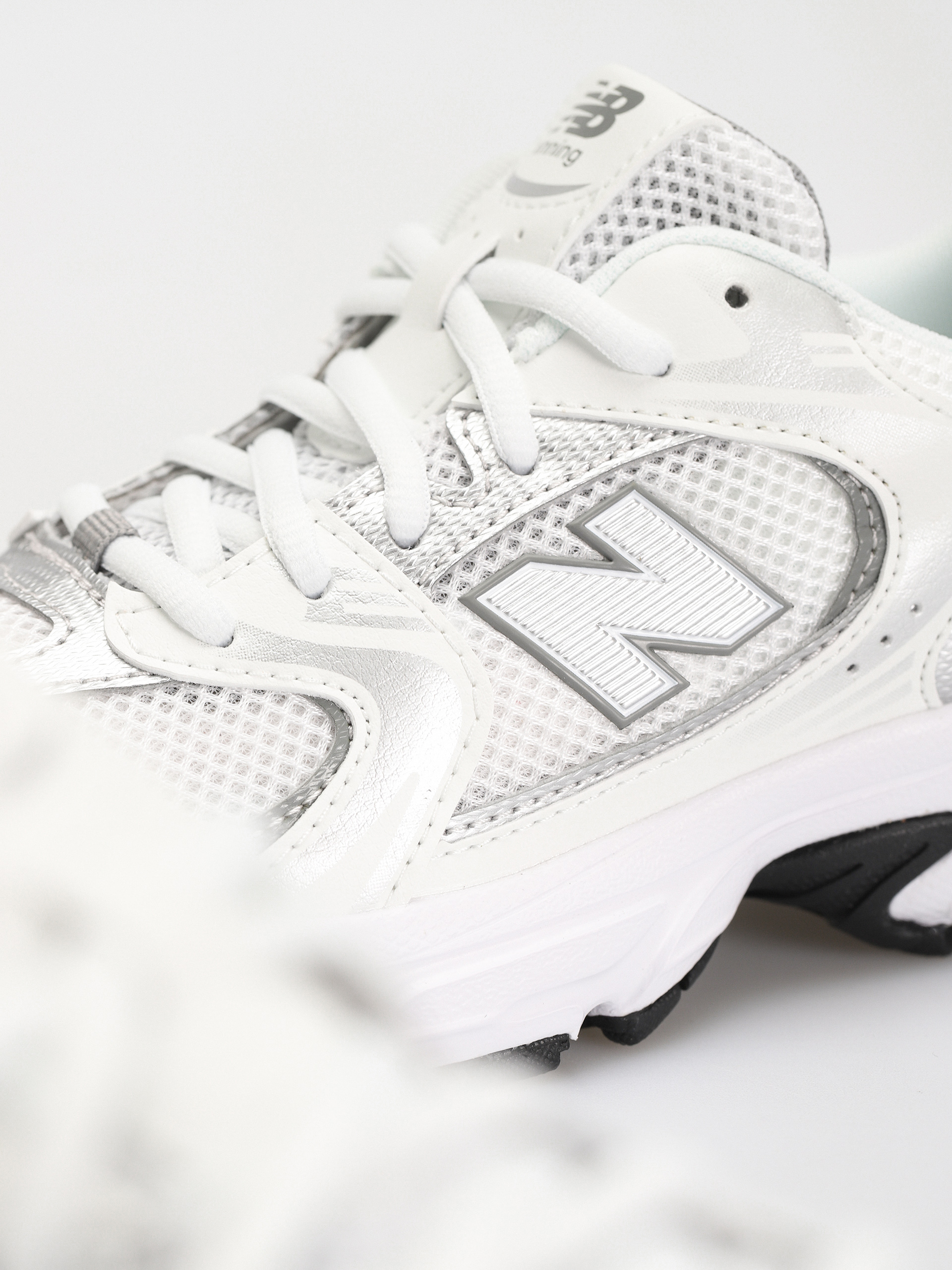 New Balance 530 JR Shoes (whie silver metallic)