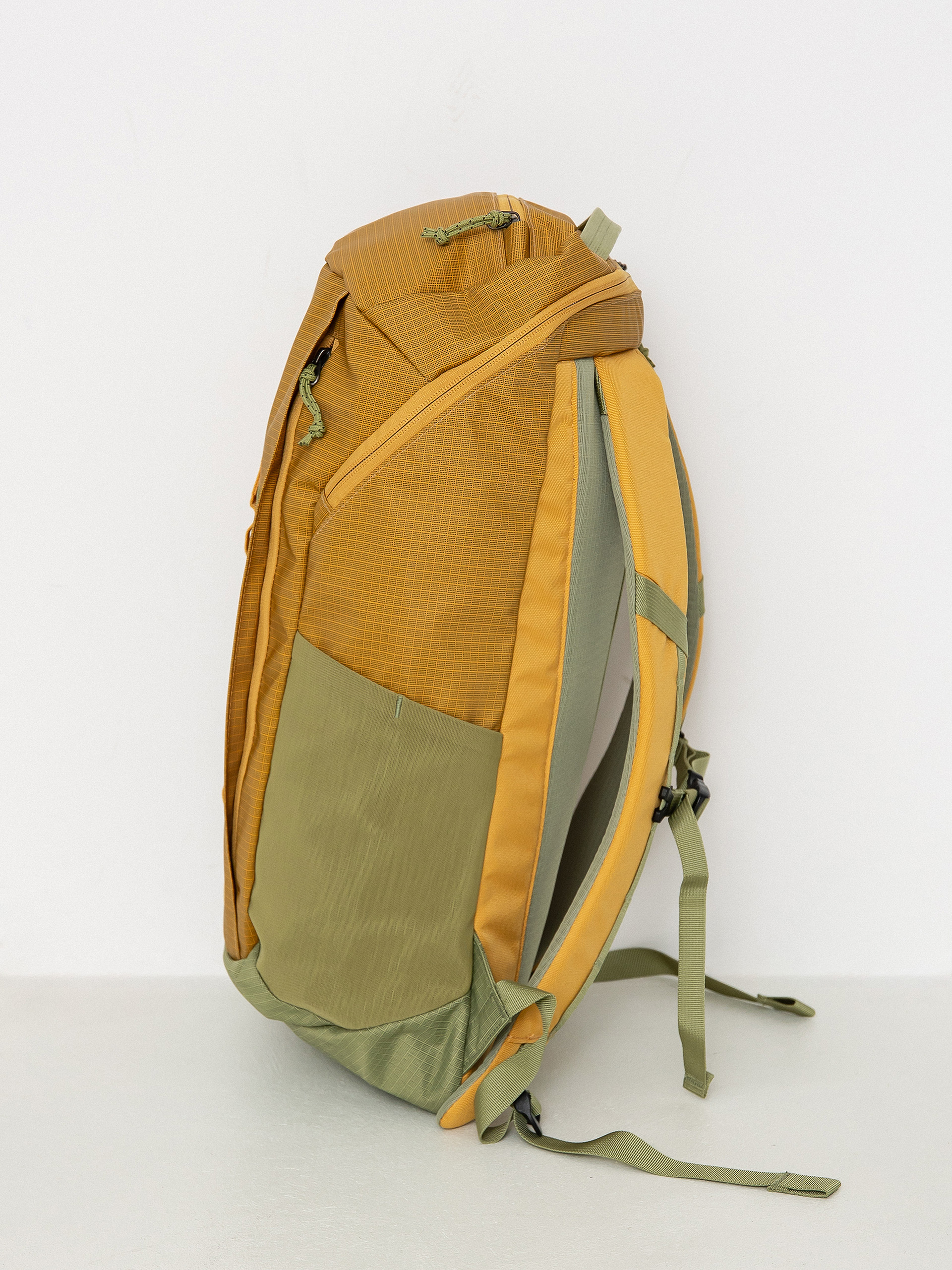 Patagonia Backpack Black Hole Pack 25L (pufferfish gold)