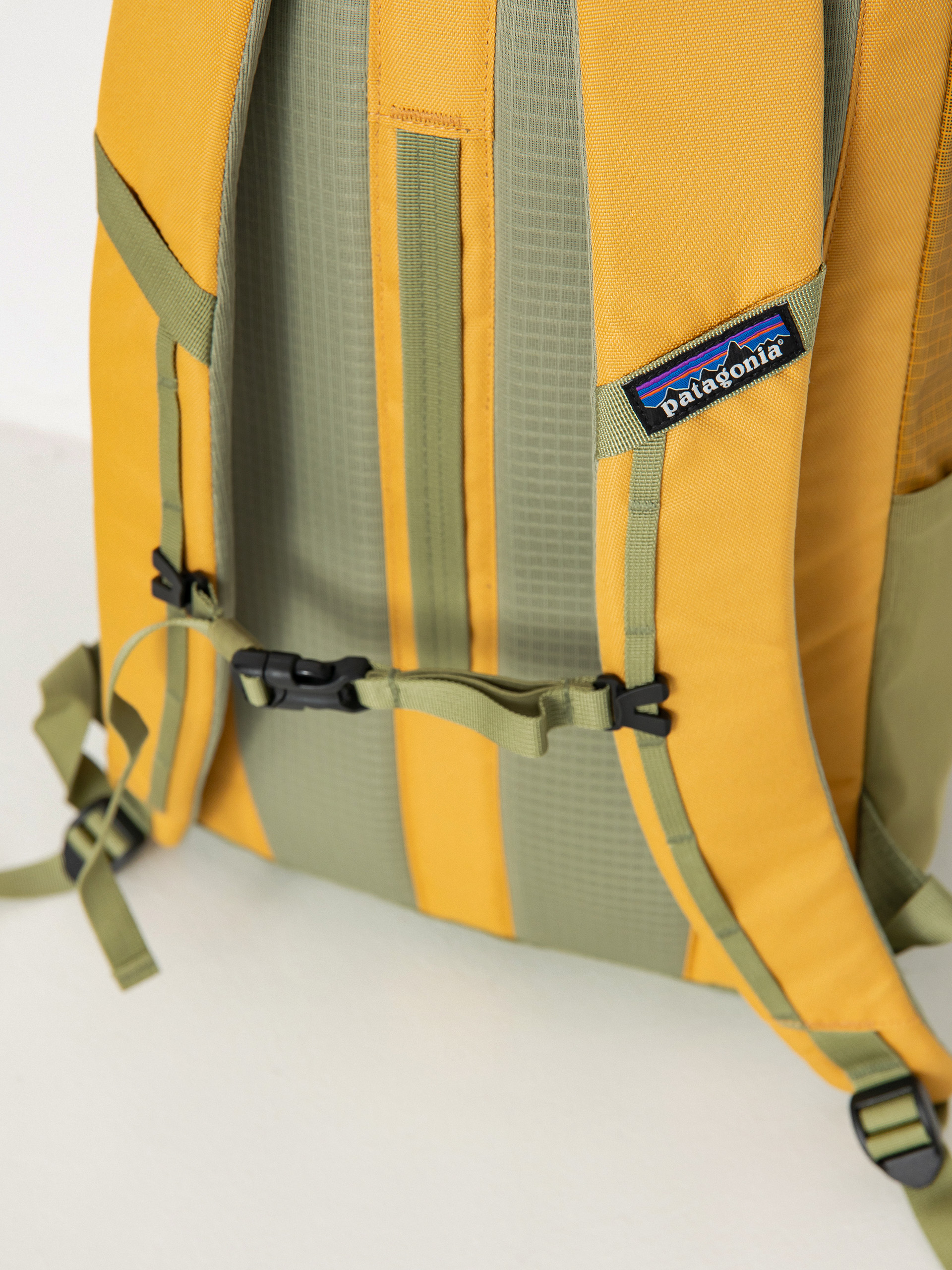 Patagonia Backpack Black Hole Pack 25L (pufferfish gold)