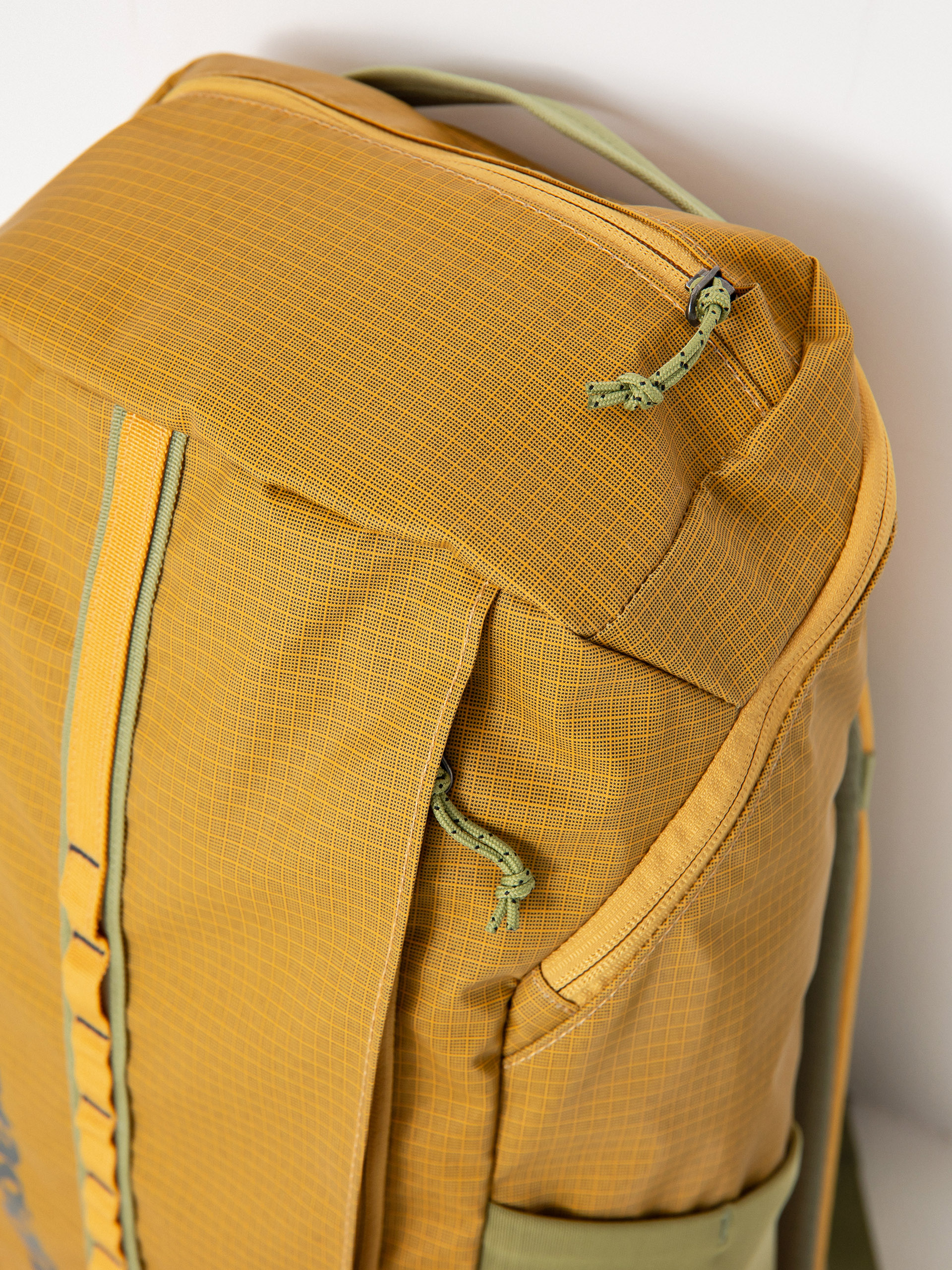 Patagonia Backpack Black Hole Pack 25L (pufferfish gold)