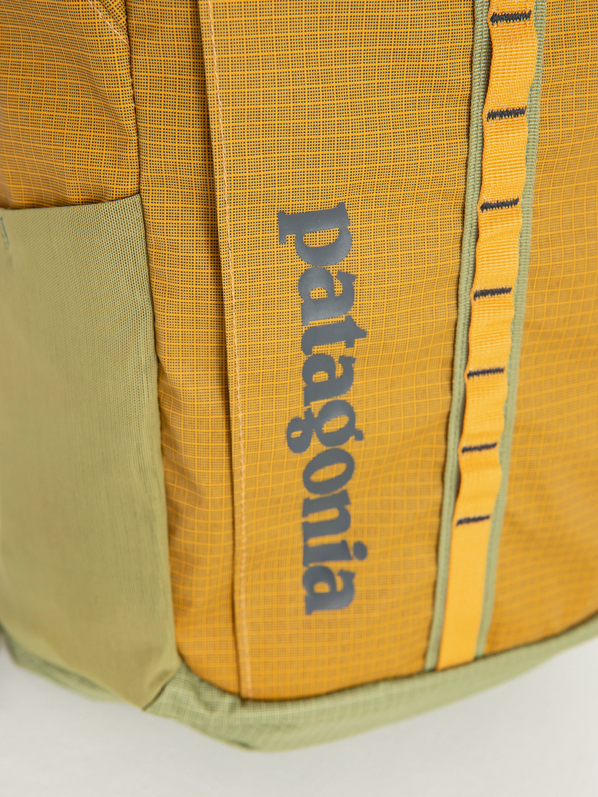 Patagonia Backpack Black Hole Pack 25L (pufferfish gold)