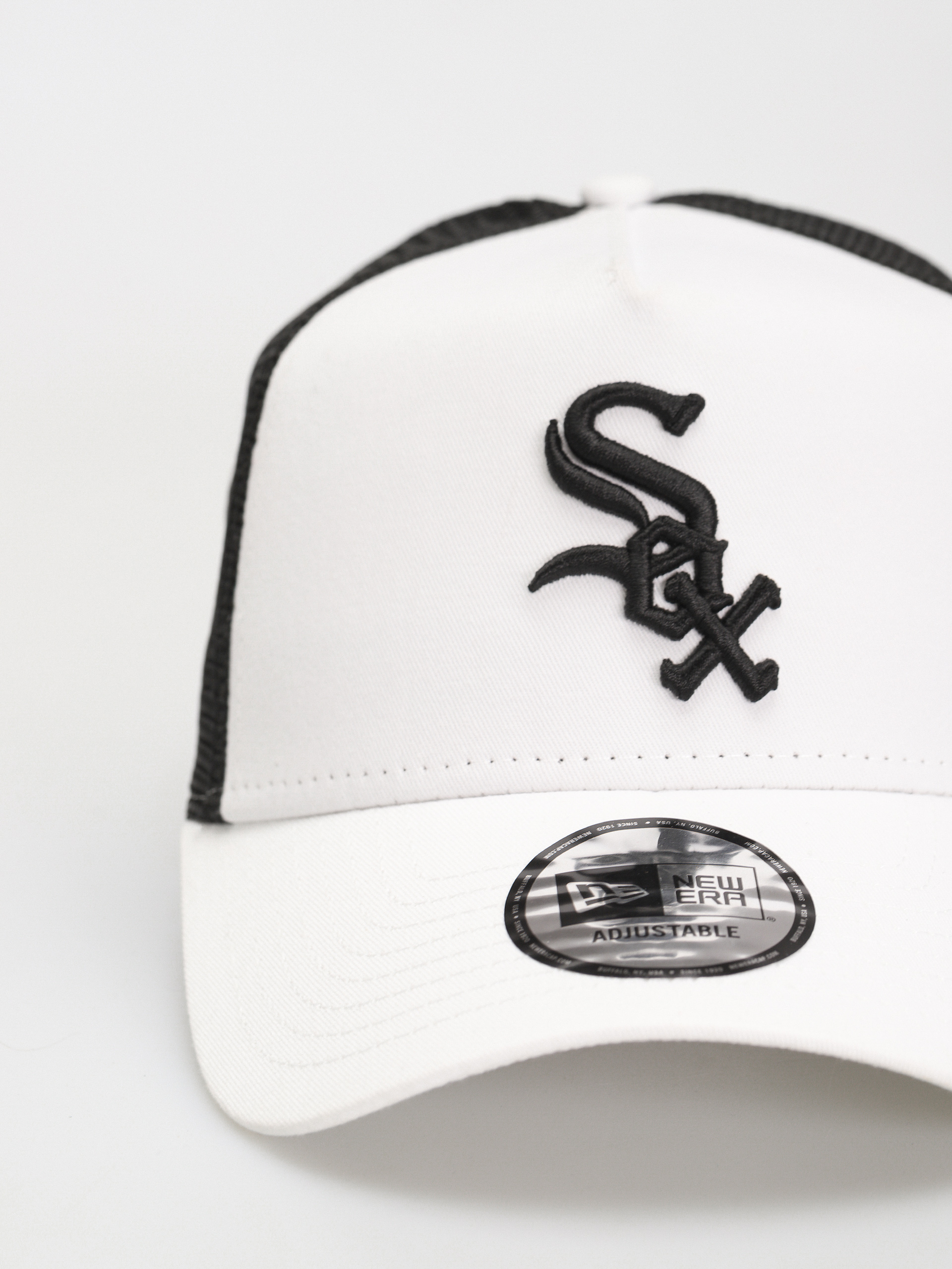 New Era League Essential Trucker Chicago White Sox Cap (white/black)