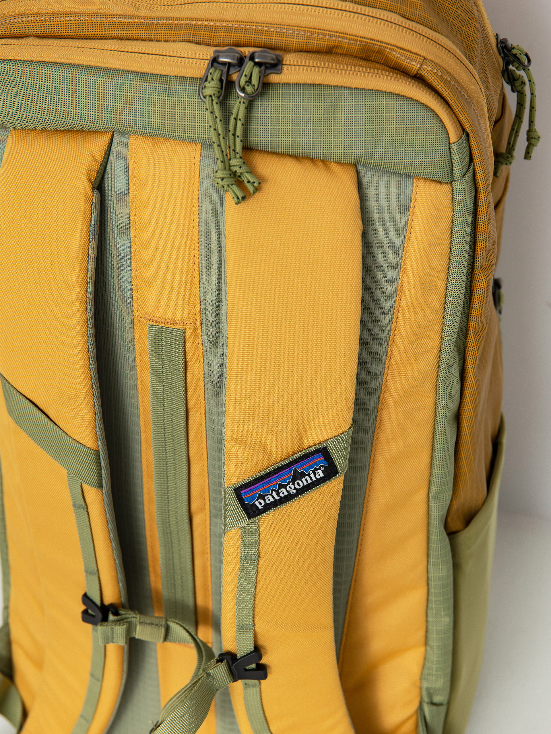 Patagonia Backpack Black Hole Pack 32L (pufferfish gold)