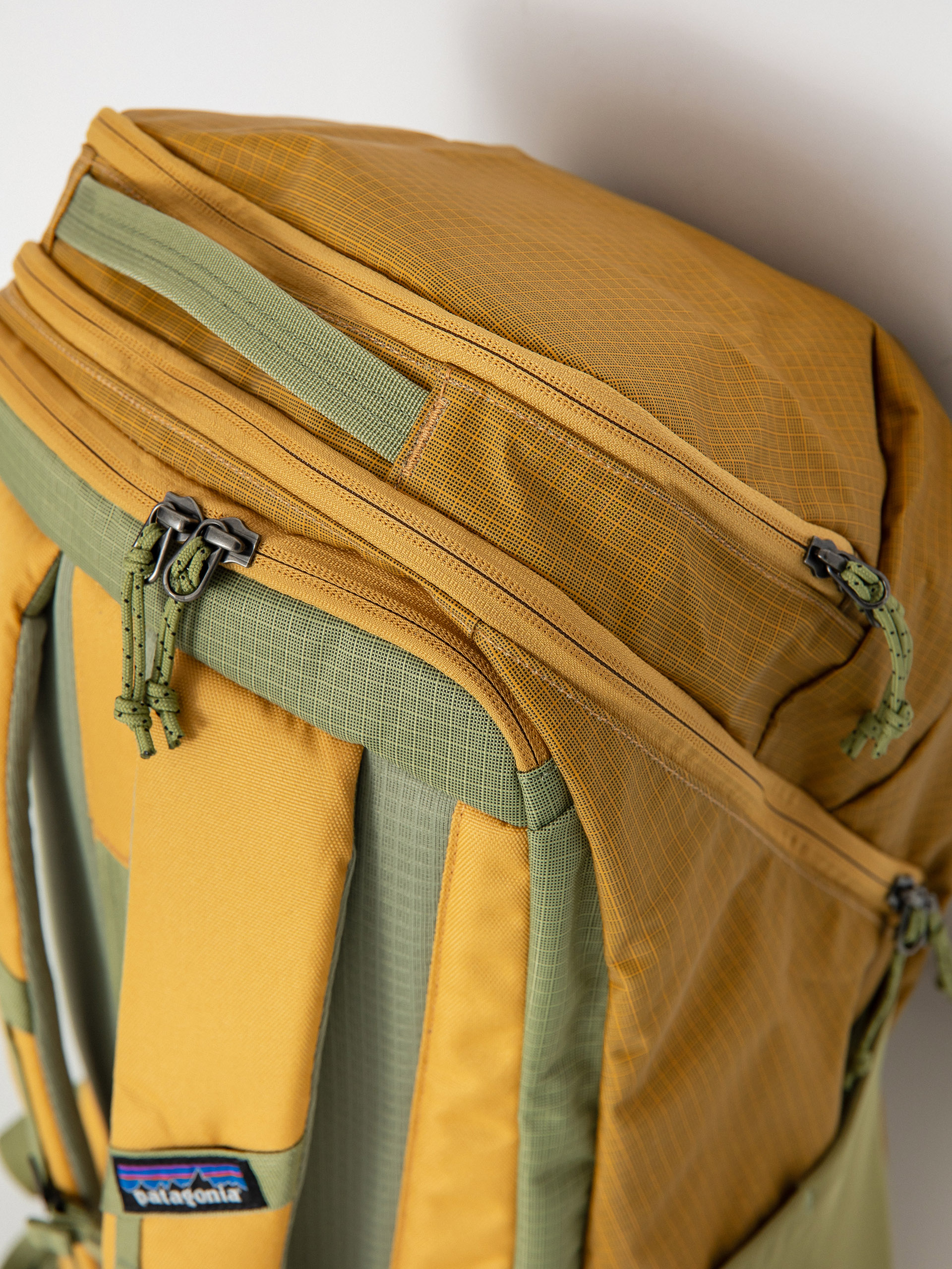 Patagonia Backpack Black Hole Pack 32L (pufferfish gold)