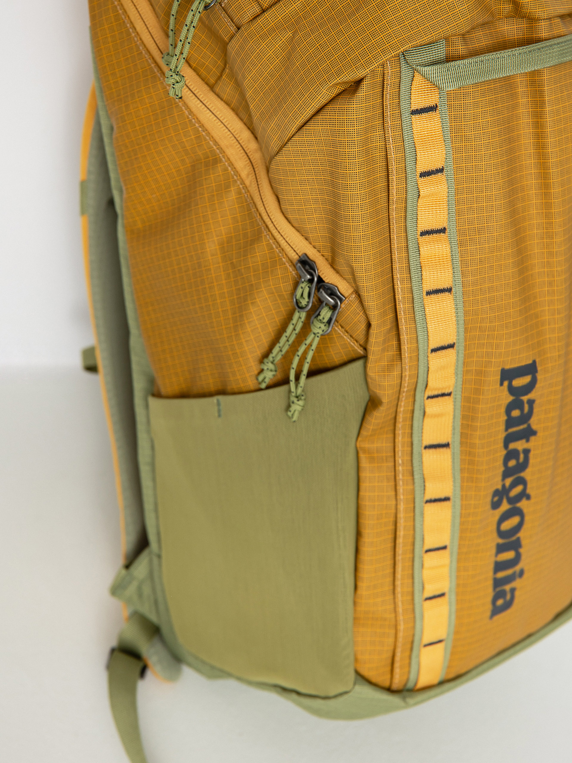 Patagonia Backpack Black Hole Pack 32L (pufferfish gold)