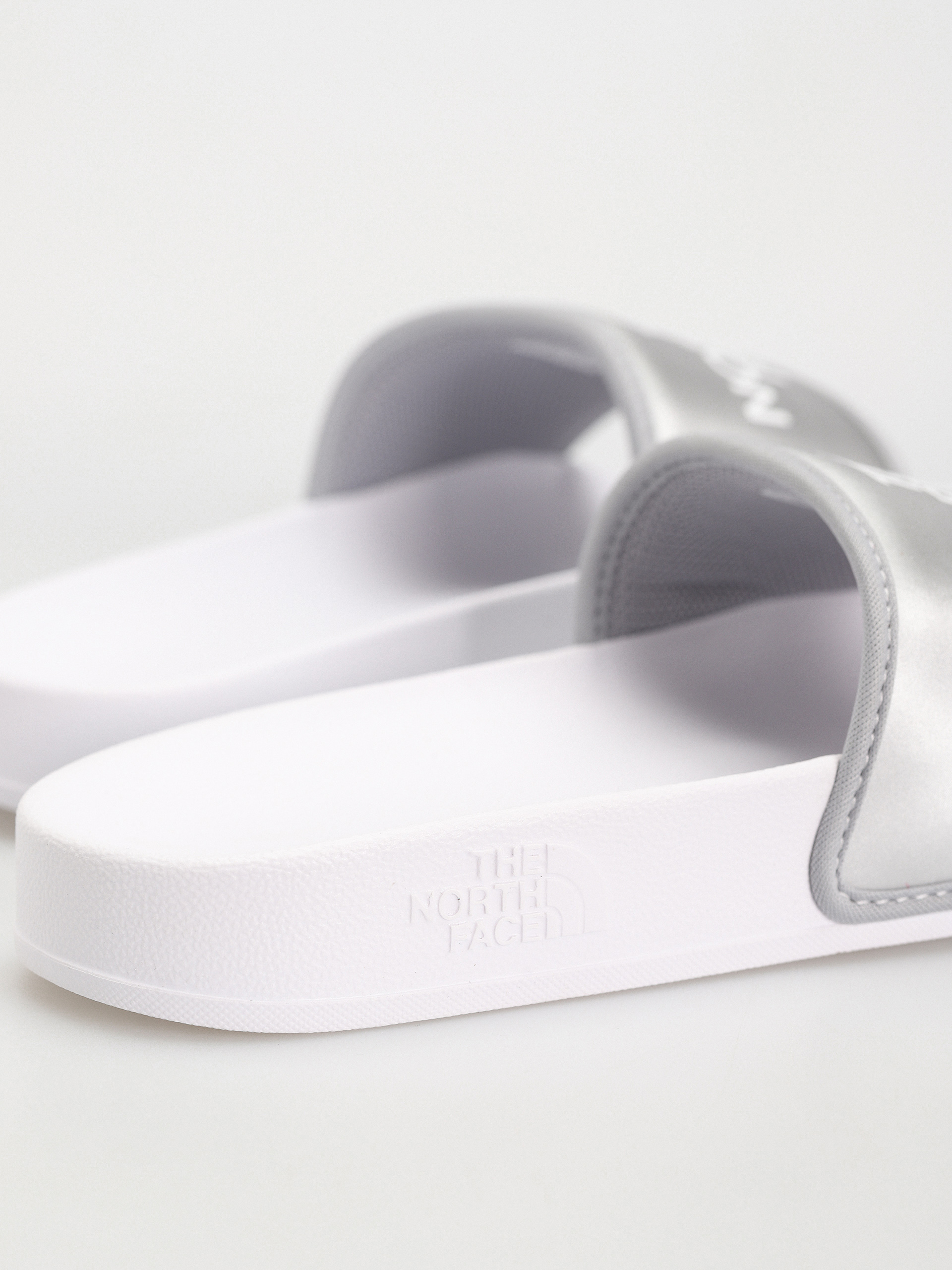 The North Face Base Camp III Metallic Wmn Flip Flops (metallic silver/tnf white)