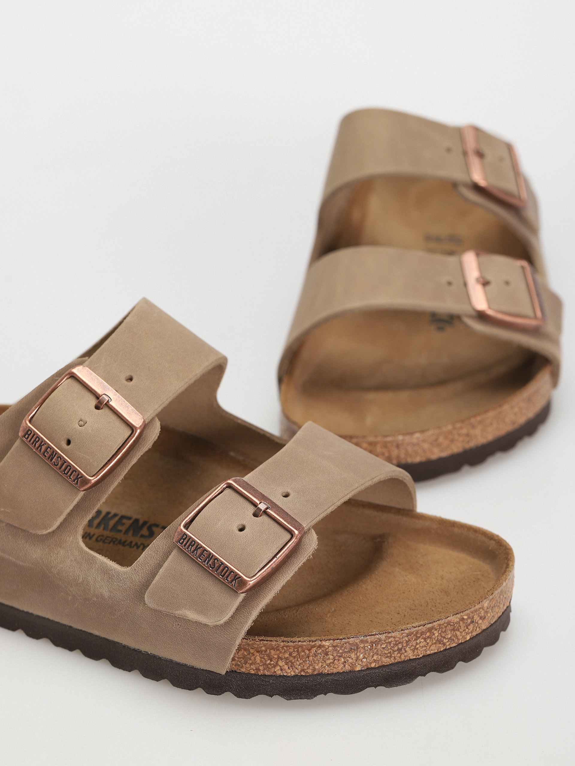 Birkenstock Arizona Oiled Leather Regular Flip-flops (tobacco brown)