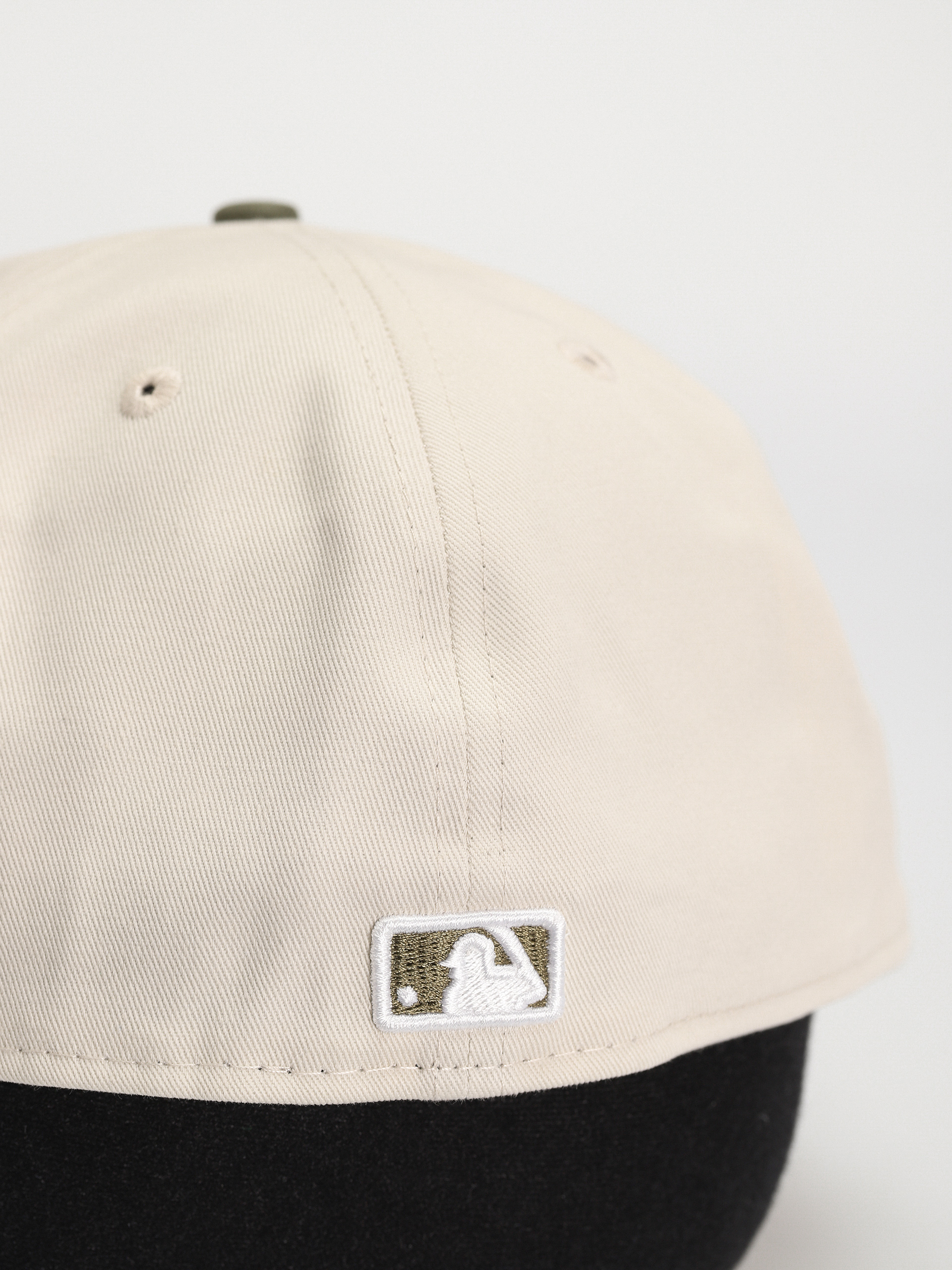 New Era White Crown 59Fifty Atlanta Braves Cap (khaki/white)
