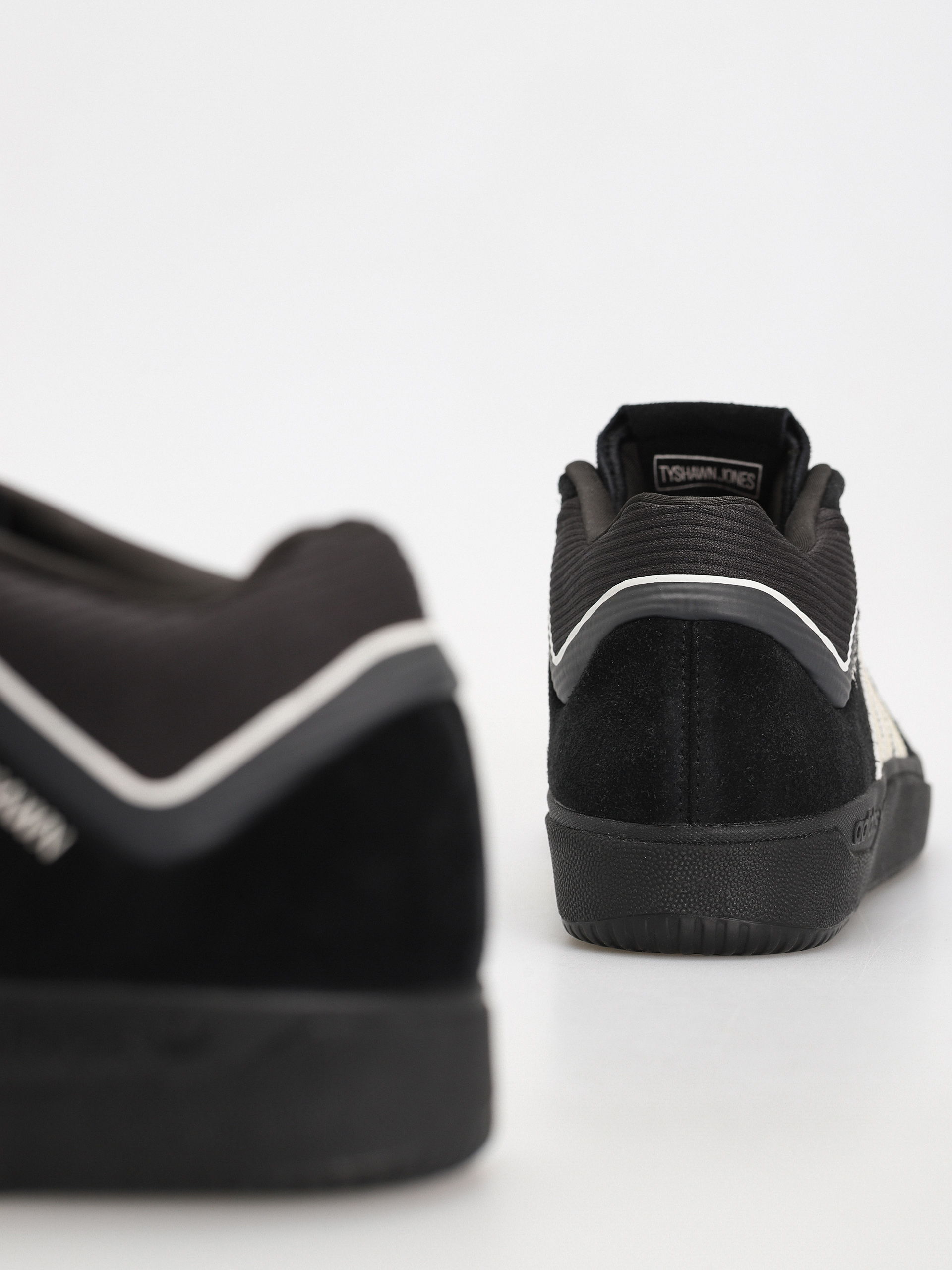 adidas Tyshawn Schuhe (cblack/zeromt/spark)