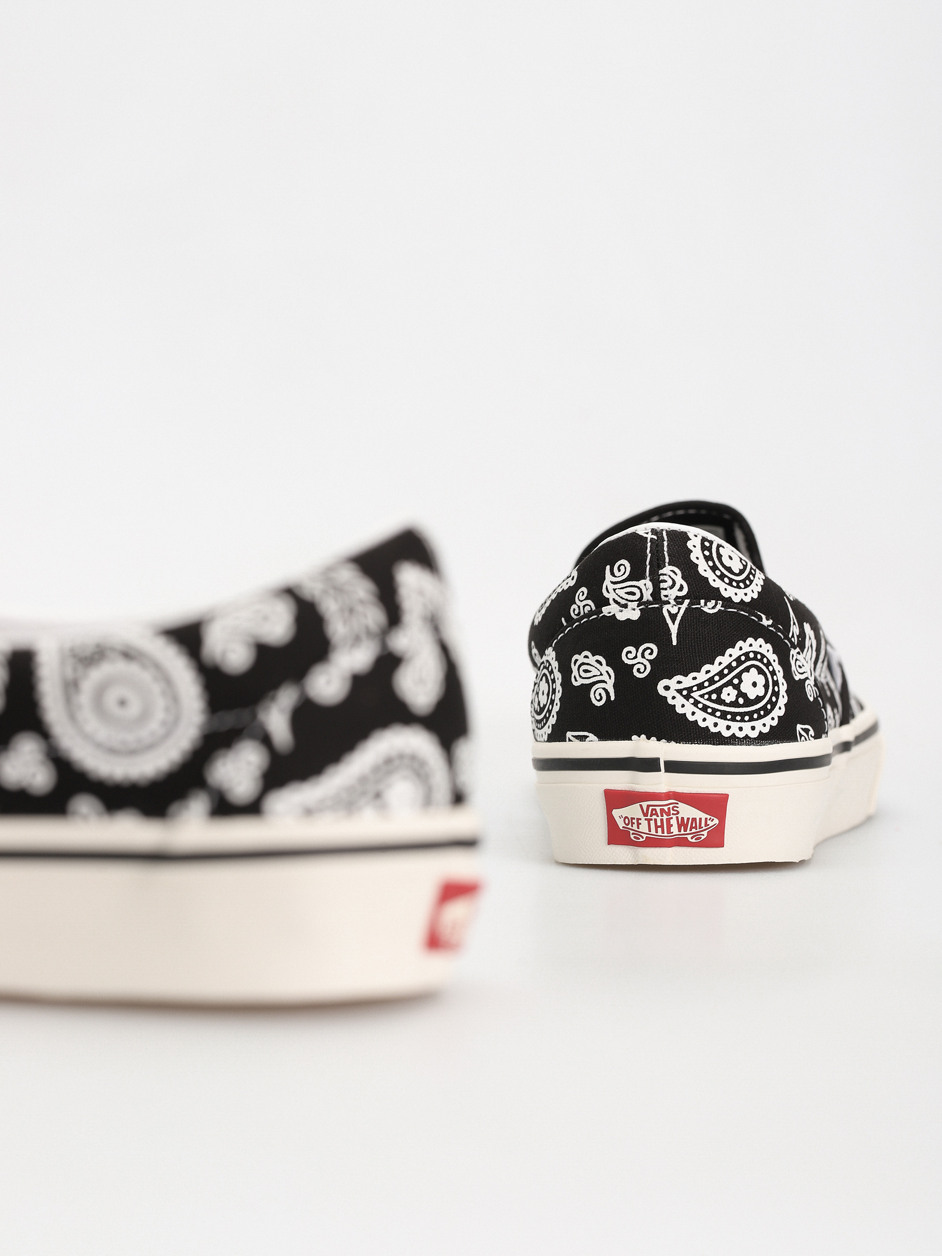 Vans Classic Slip On Shoes (primavera paisley black)