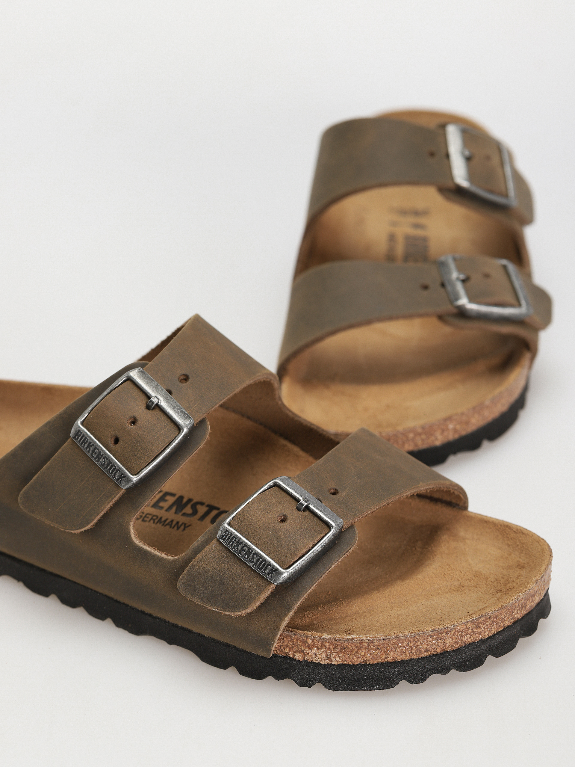 Birkenstock Arizona Oiled Leather Narrow Wmn Flip Flops (faded khaki)