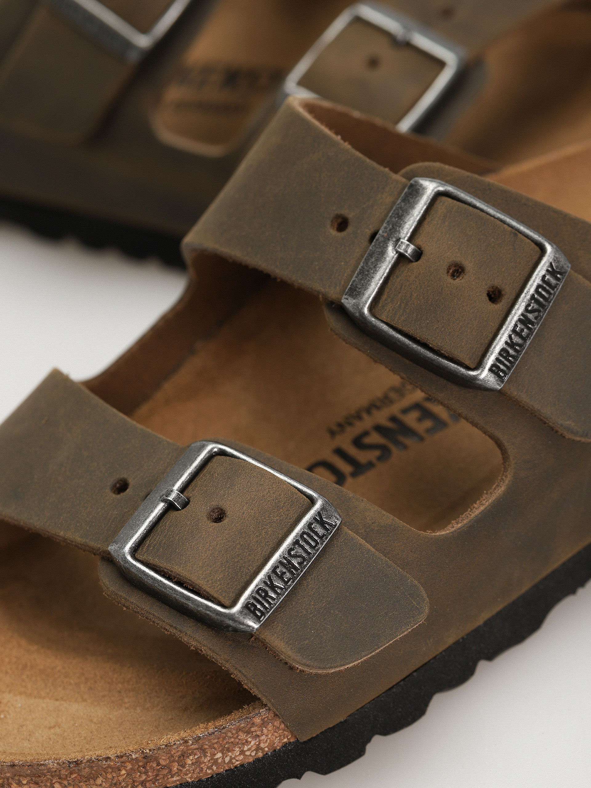 Birkenstock Arizona Oiled Leather Narrow Wmn Flip Flops (faded khaki)