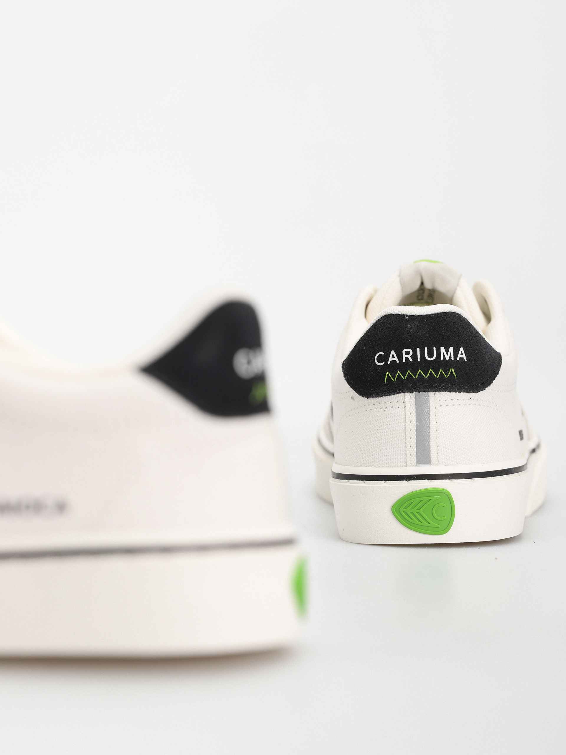 Cariuma Shoes Naioca Pro (vintage white/off white/black)