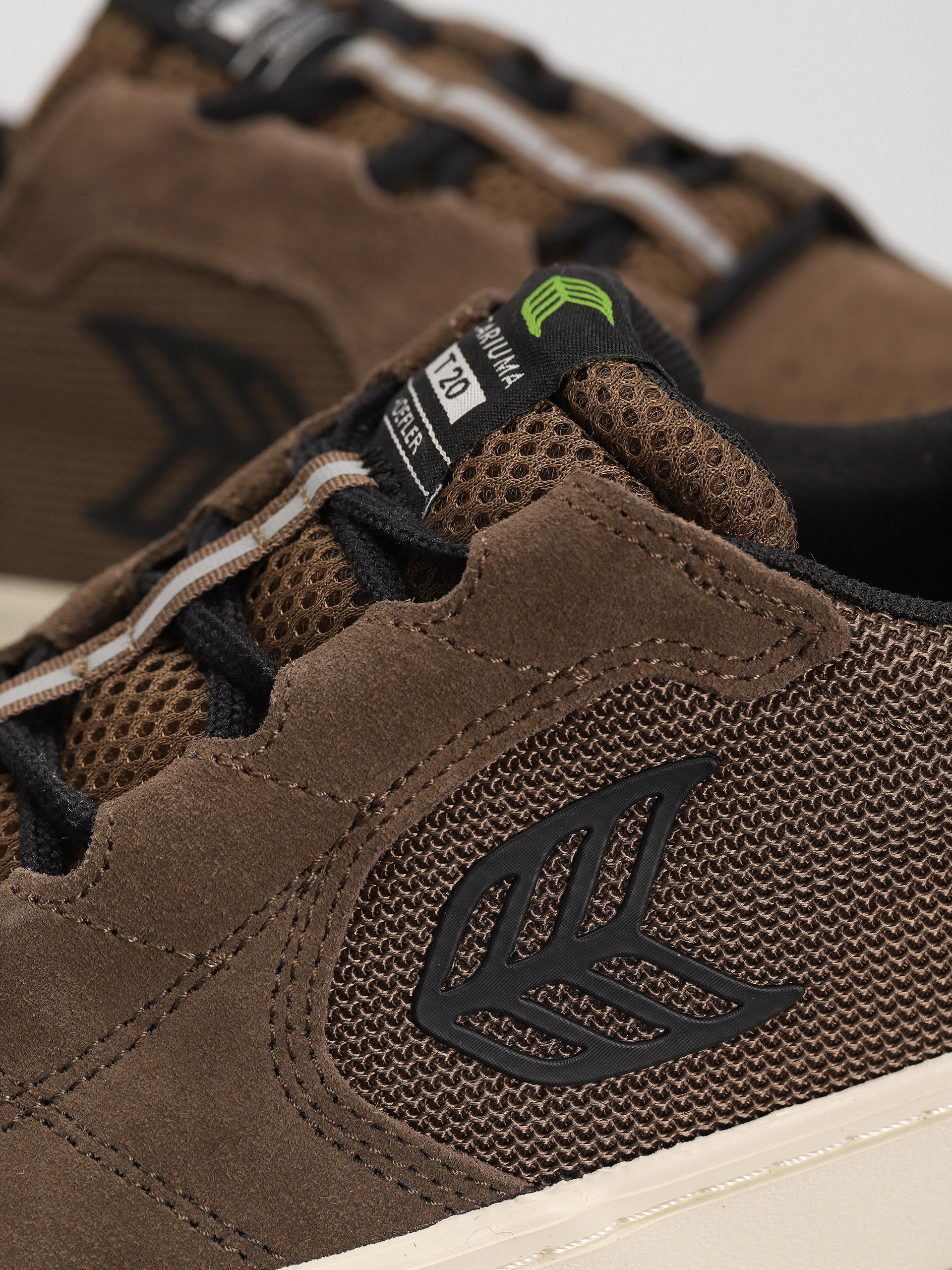 Cariuma Shoes T20 Pro (dark khaki/black)