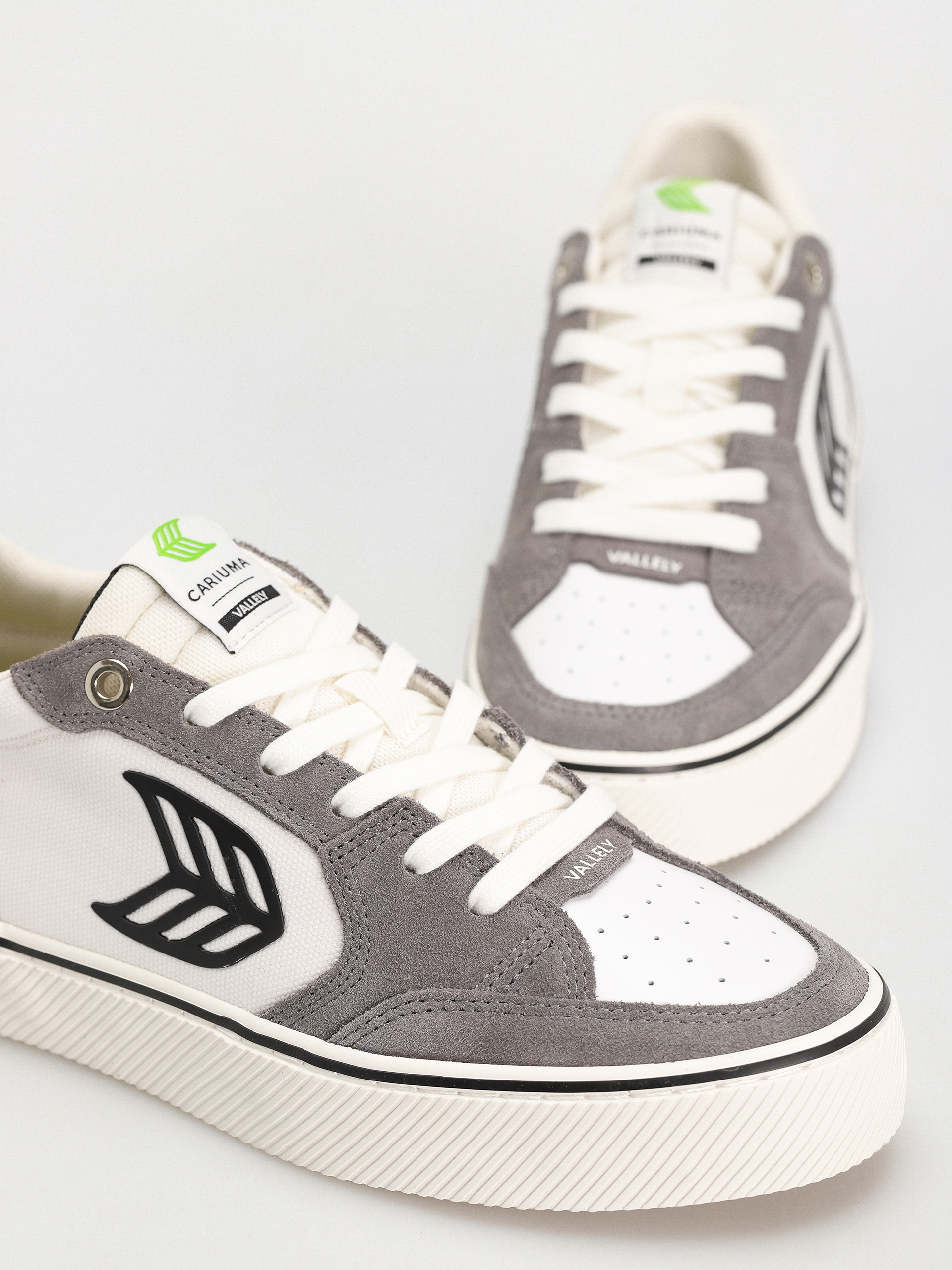 Cariuma Shoes Vallely Pro (off white/charcoal grey)