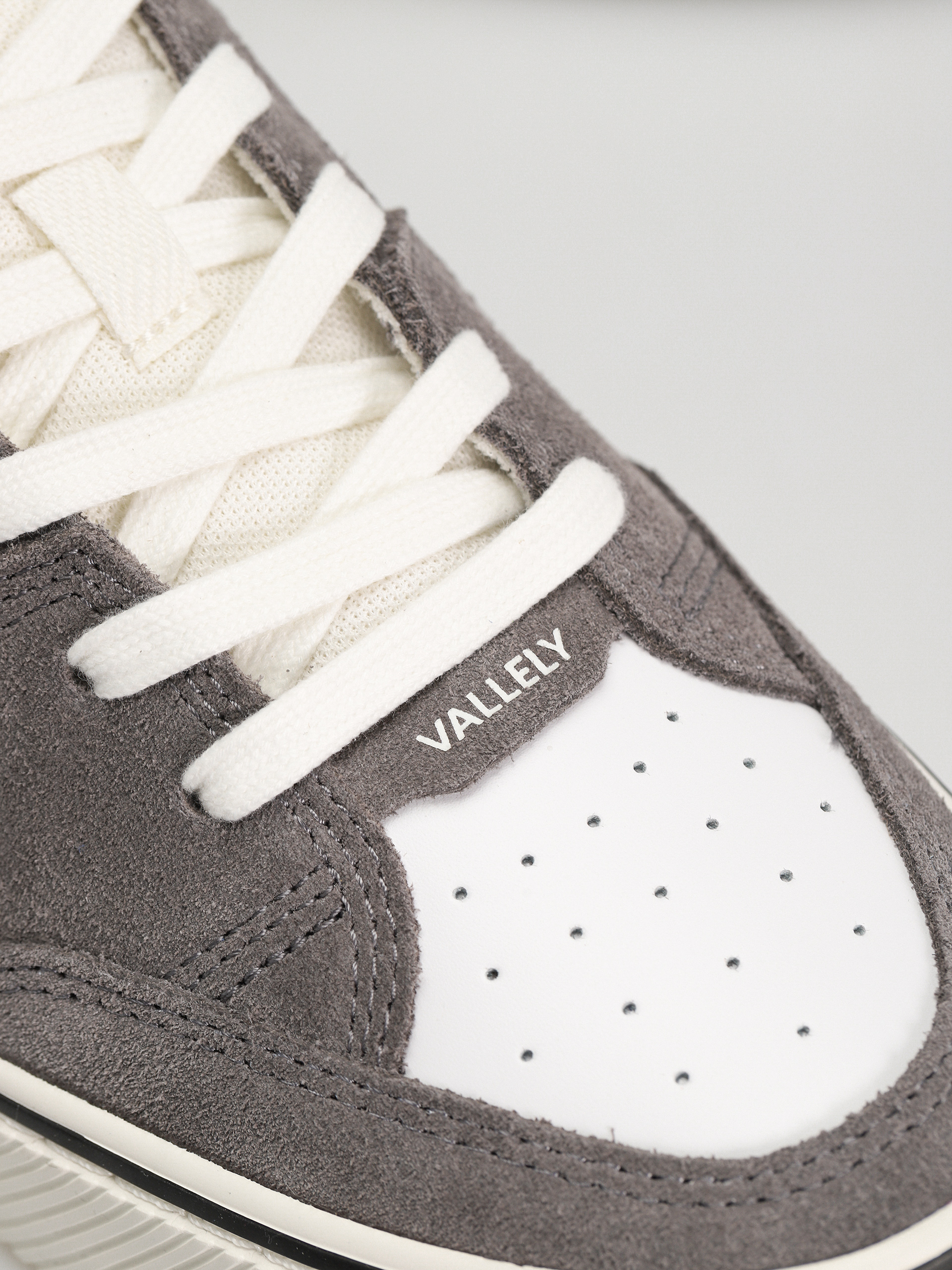 Cariuma Shoes Vallely Pro (off white/charcoal grey)