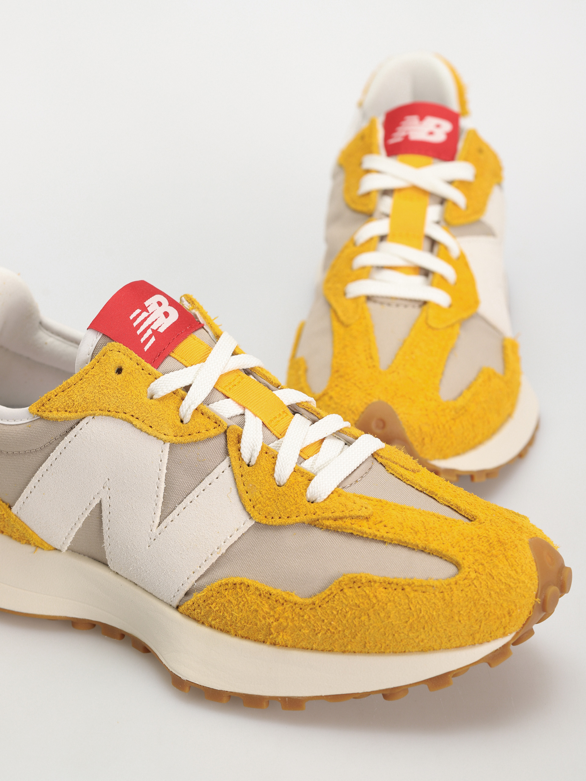 New Balance 327 Shoes (varsity gold)