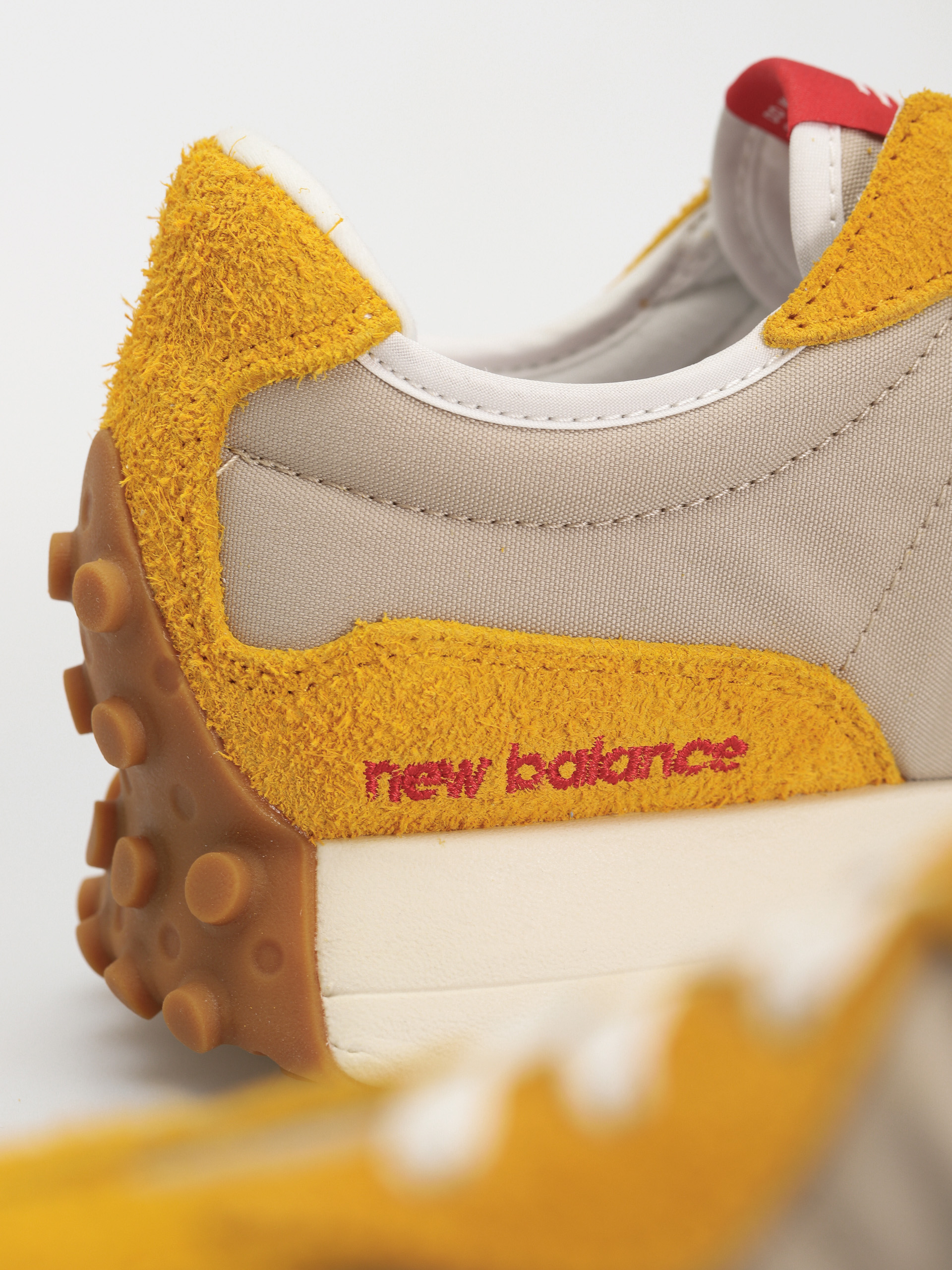 New Balance 327 Shoes (varsity gold)