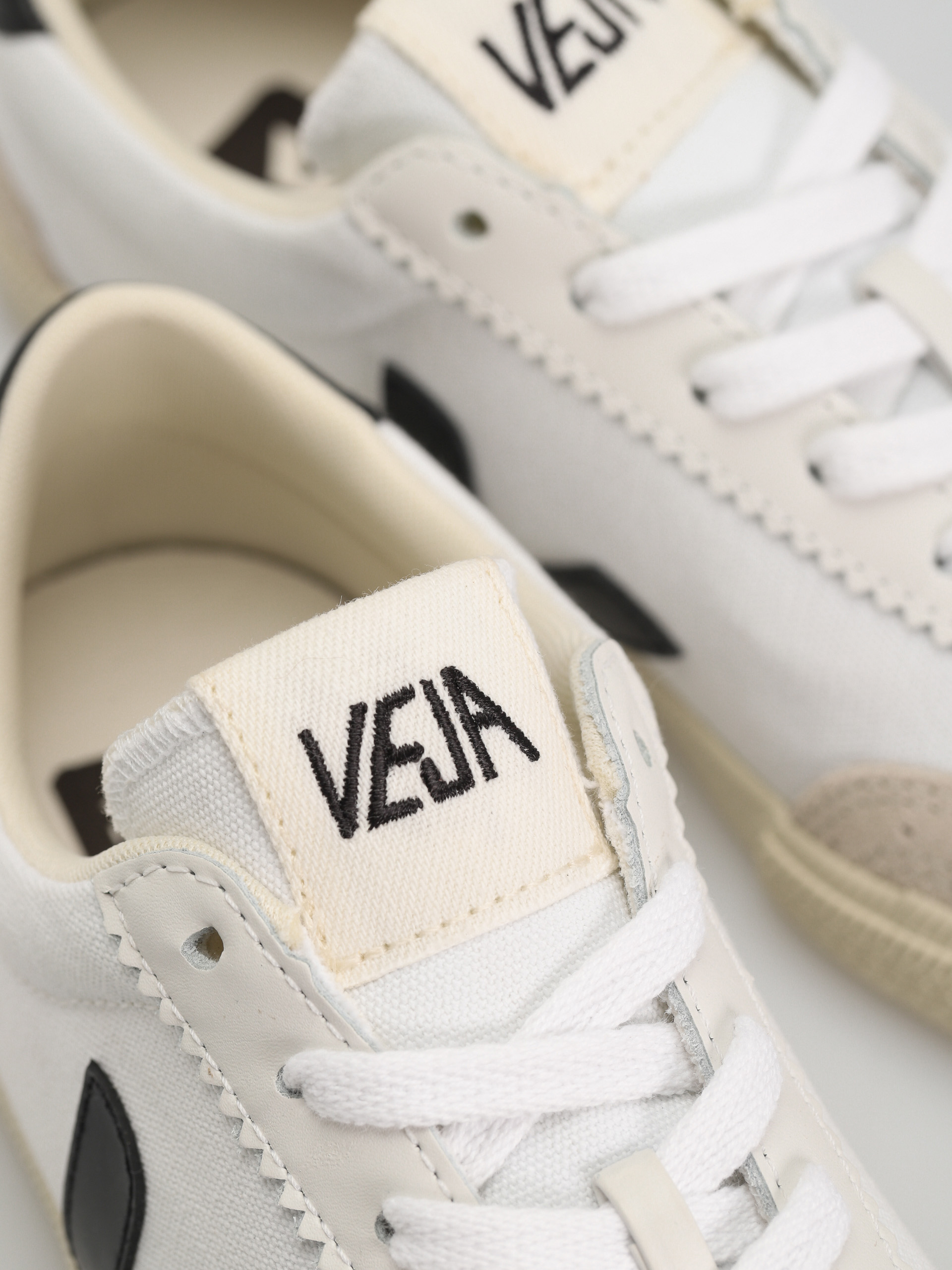 Veja Shoes Volley Wmn (white black)