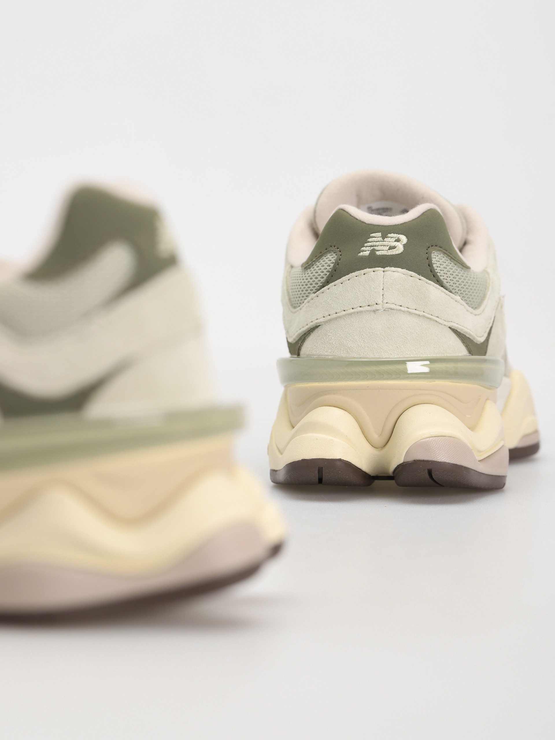 New Balance 9060 Shoes (olivine)