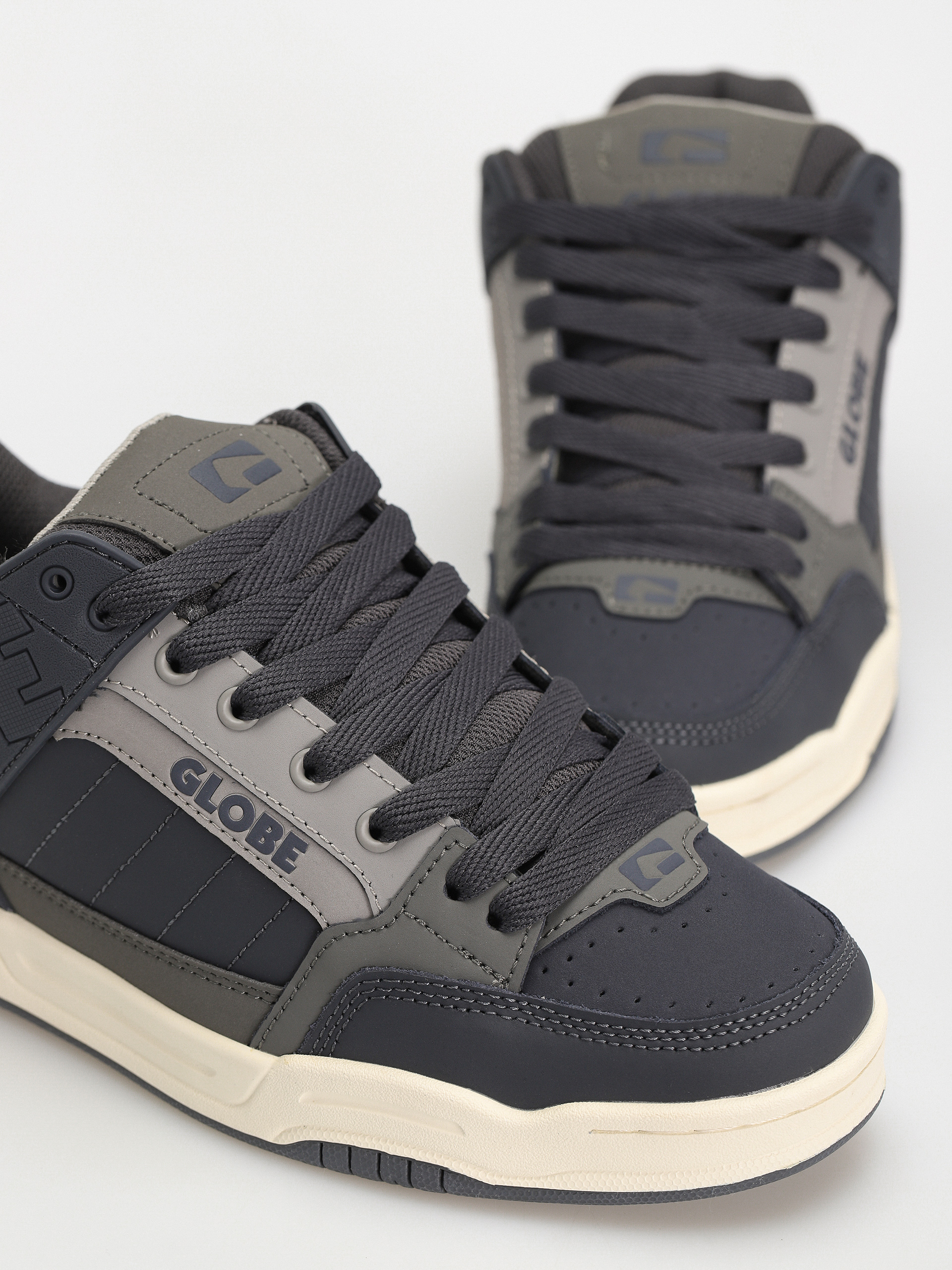 Globe Schuhe Tilt (ebony/charcoal)